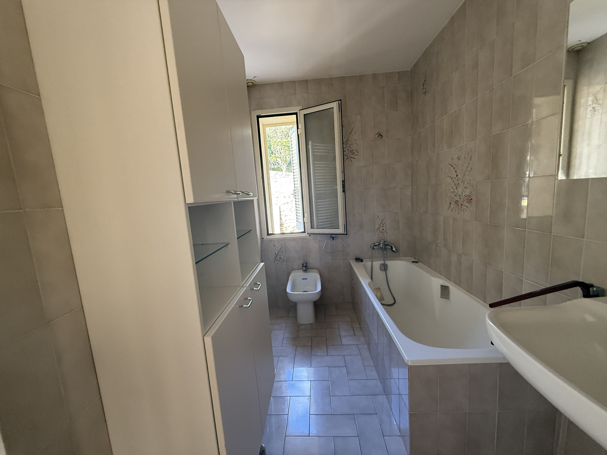 VILLA INDEPENDANTE DE 92 M2 AVEC GRANDE TERRASSE,  GARAGE et LOCAL A OUTILS