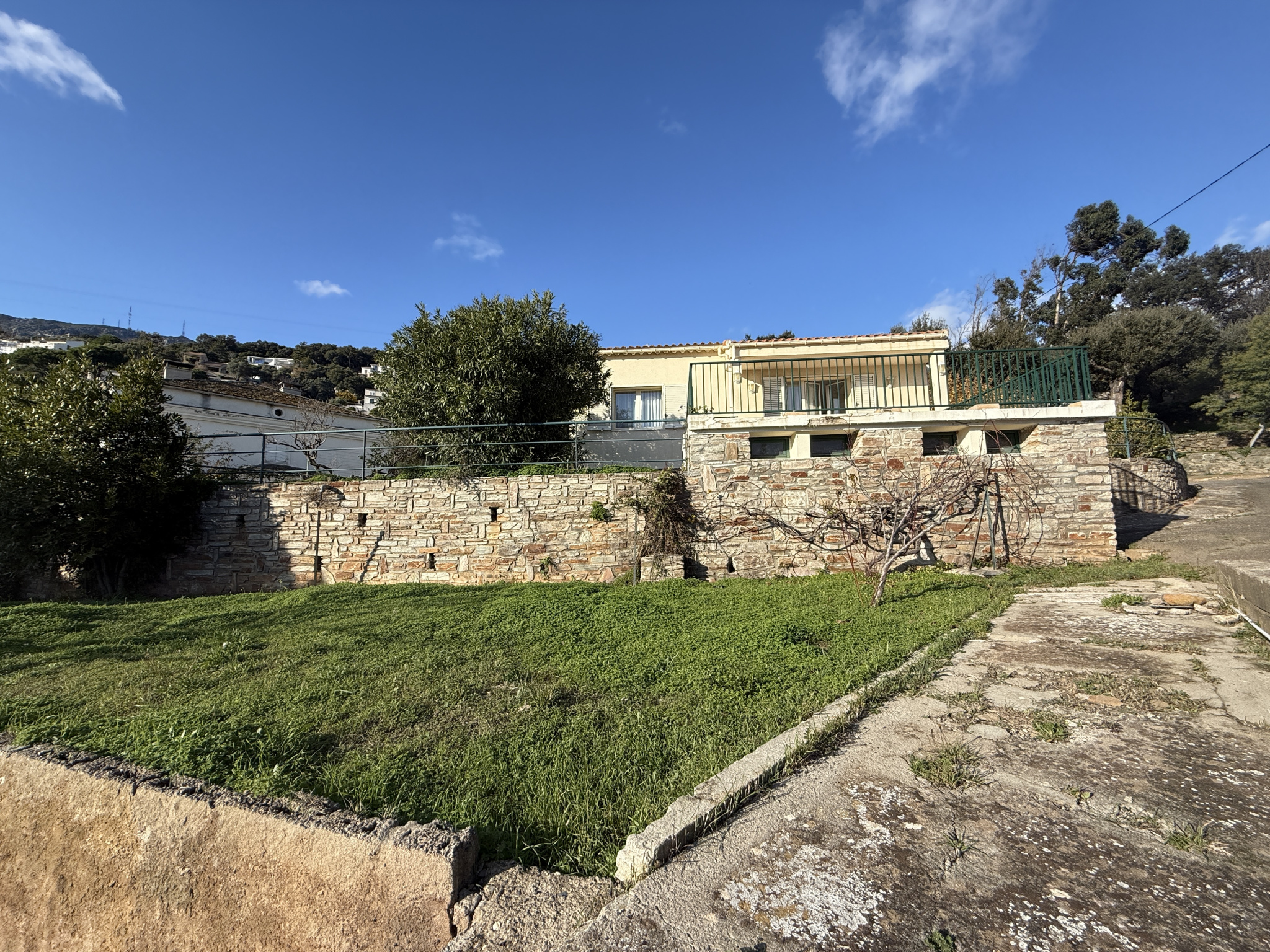 VILLA INDEPENDANTE DE 92 M2 AVEC GRANDE TERRASSE,  GARAGE et LOCAL A OUTILS