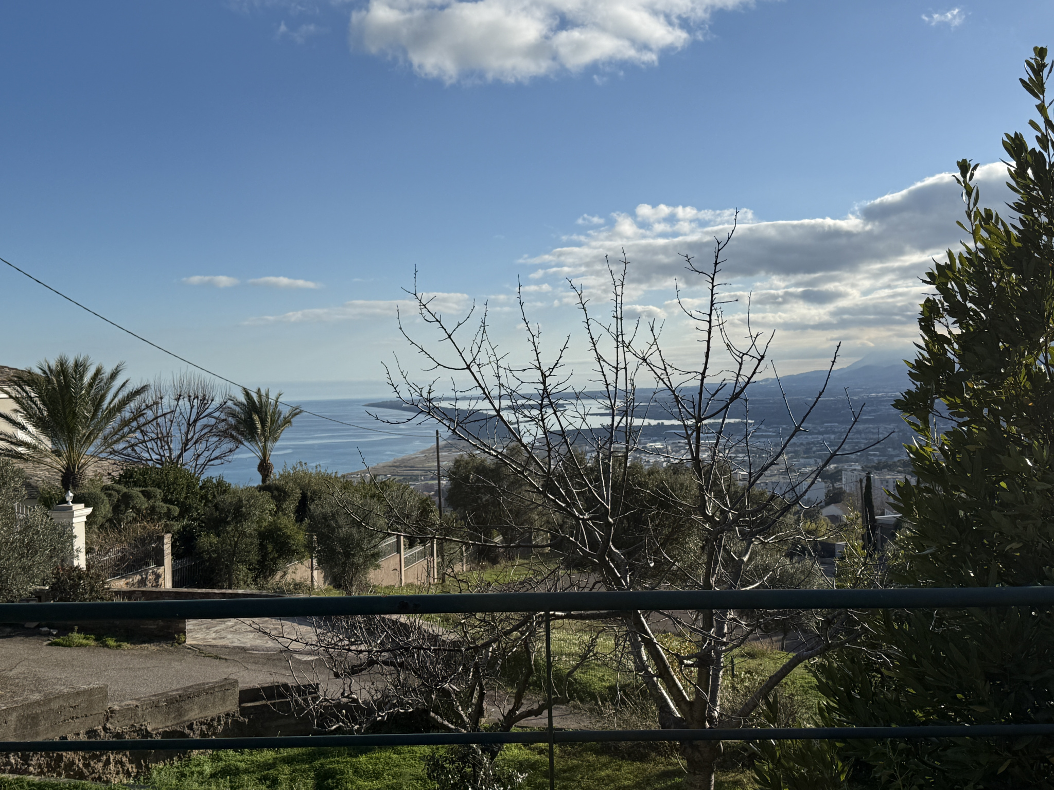 VILLA INDEPENDANTE DE 92 M2 AVEC GRANDE TERRASSE,  GARAGE et LOCAL A OUTILS