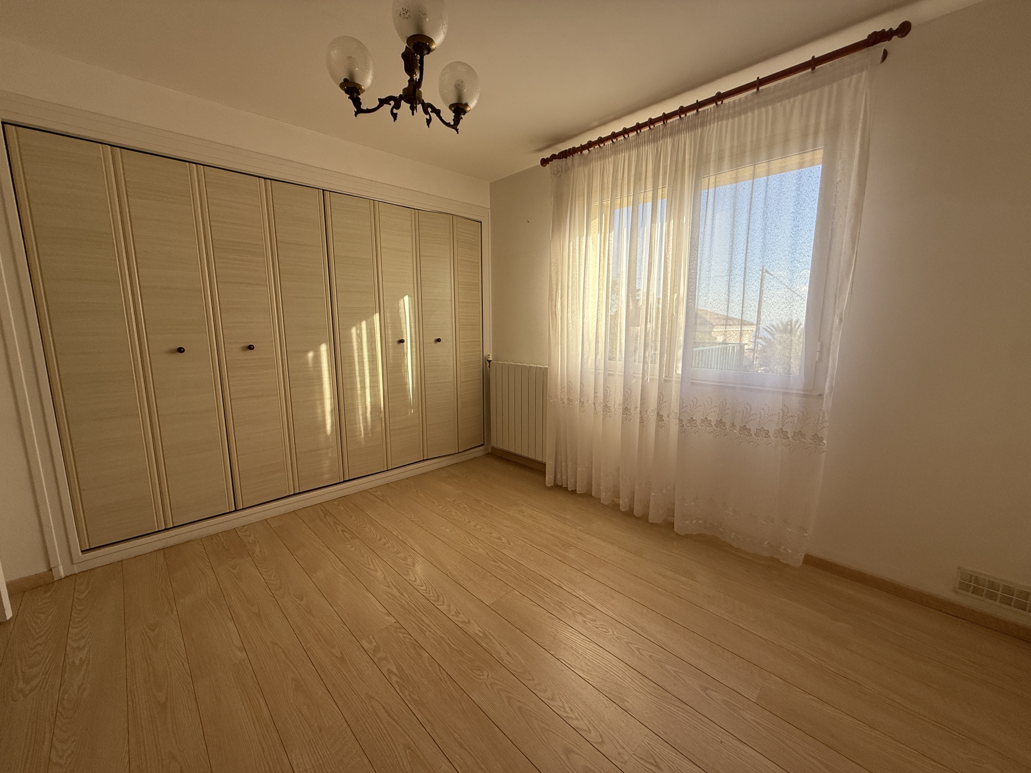 VILLA INDEPENDANTE DE 92 M2 AVEC GRANDE TERRASSE,  GARAGE et LOCAL A OUTILS