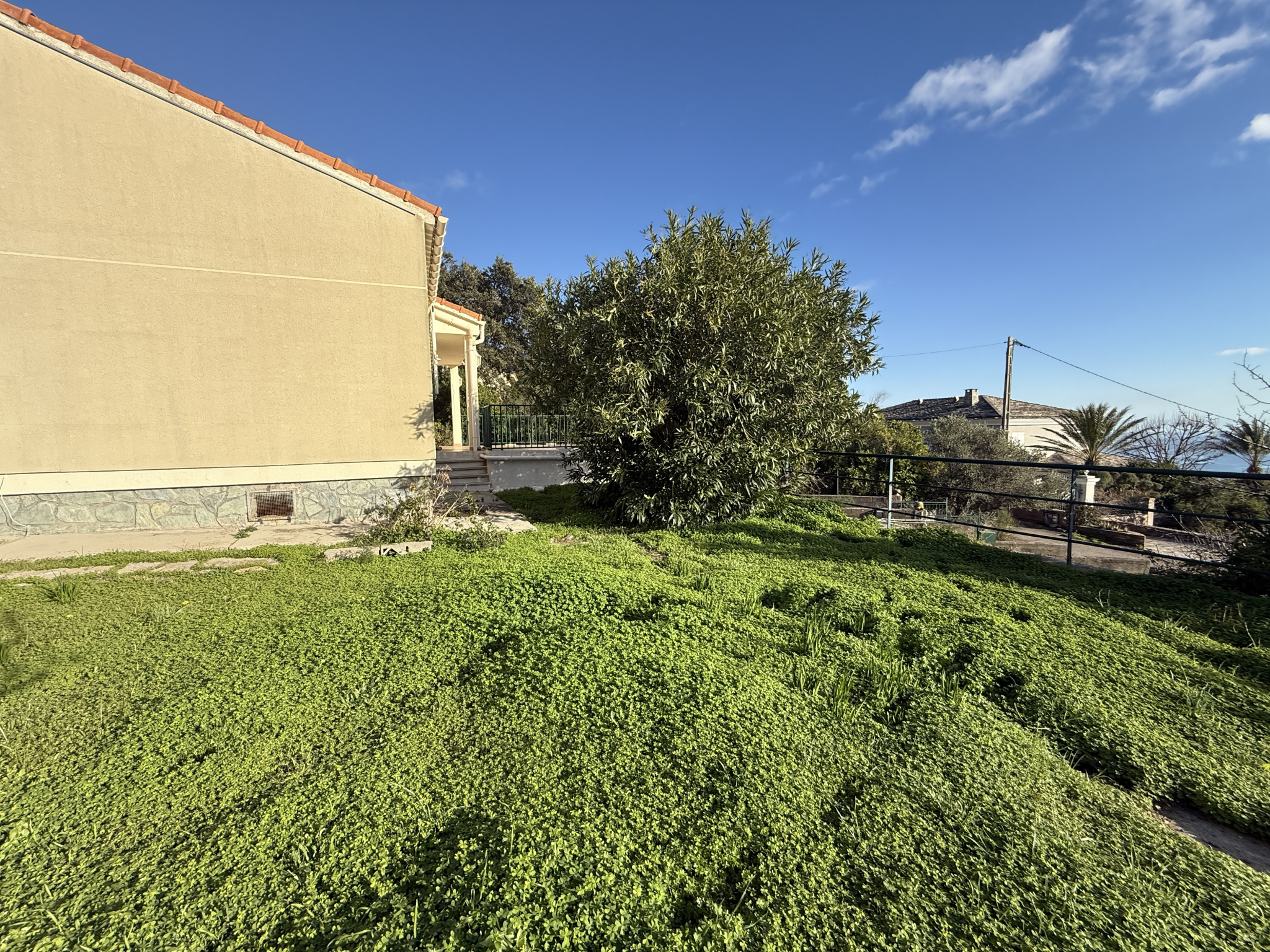VILLA INDEPENDANTE DE 92 M2 AVEC GRANDE TERRASSE,  GARAGE et LOCAL A OUTILS