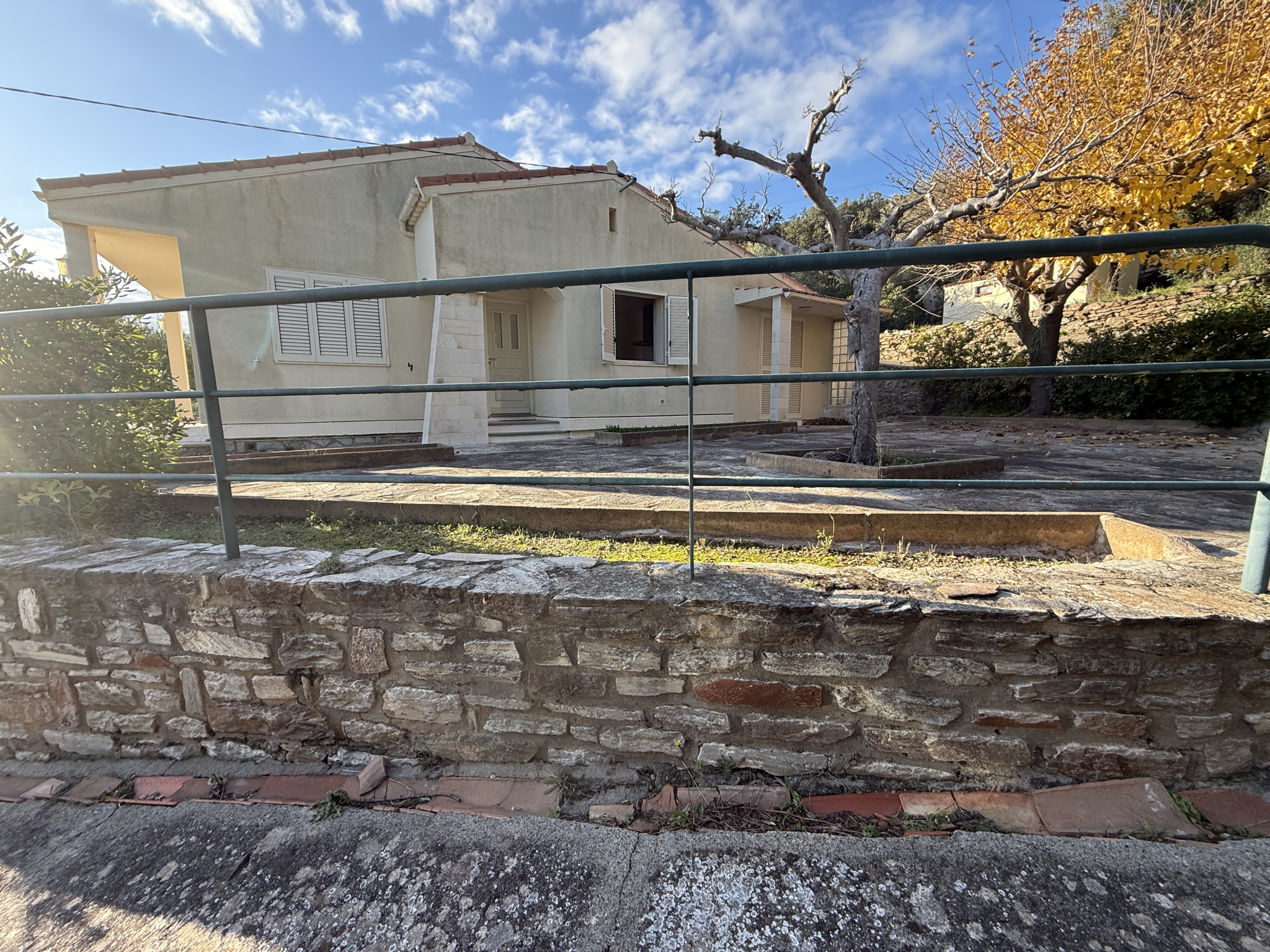 VILLA INDEPENDANTE DE 92 M2 AVEC GRANDE TERRASSE,  GARAGE et LOCAL A OUTILS