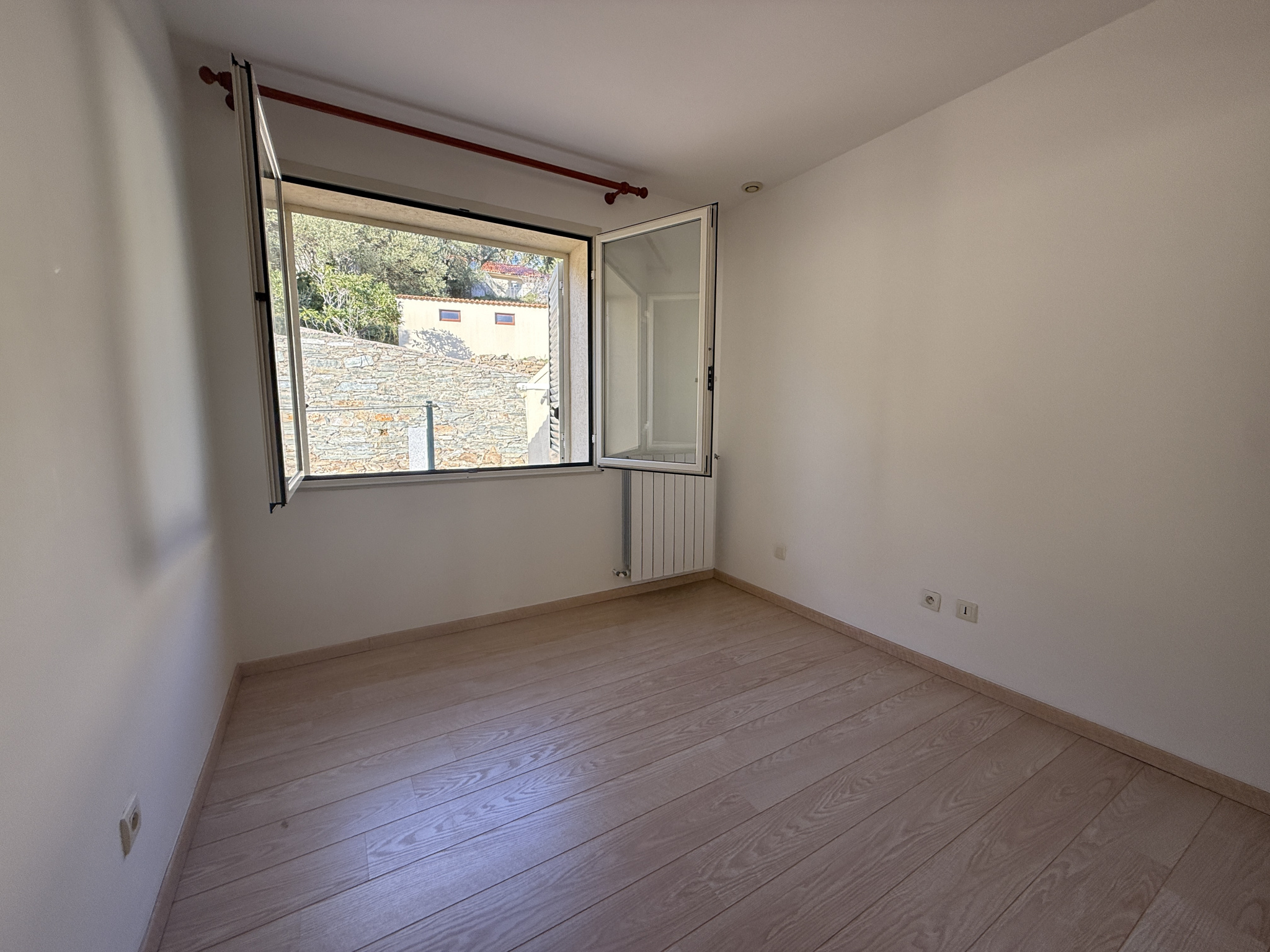 VILLA INDEPENDANTE DE 92 M2 AVEC GRANDE TERRASSE,  GARAGE et LOCAL A OUTILS