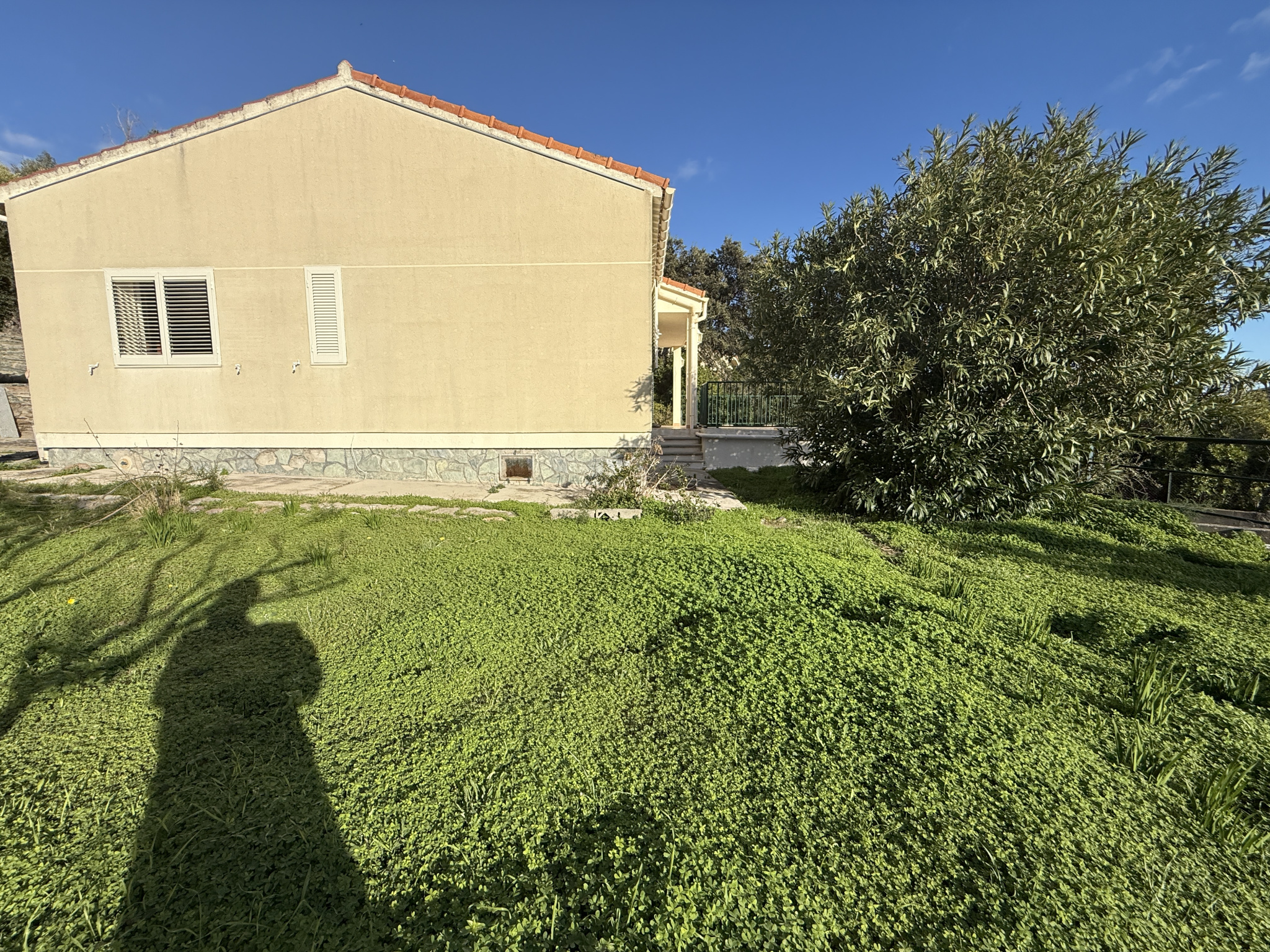 VILLA INDEPENDANTE DE 92 M2 AVEC GRANDE TERRASSE,  GARAGE et LOCAL A OUTILS
