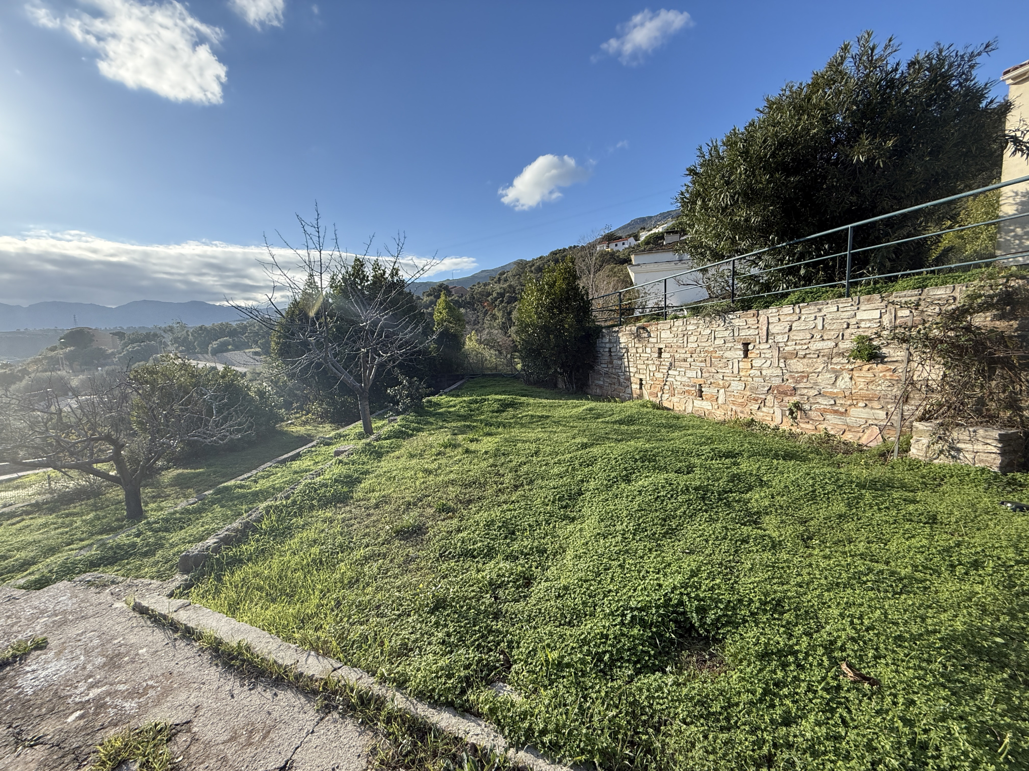 VILLA INDEPENDANTE DE 92 M2 AVEC GRANDE TERRASSE,  GARAGE et LOCAL A OUTILS