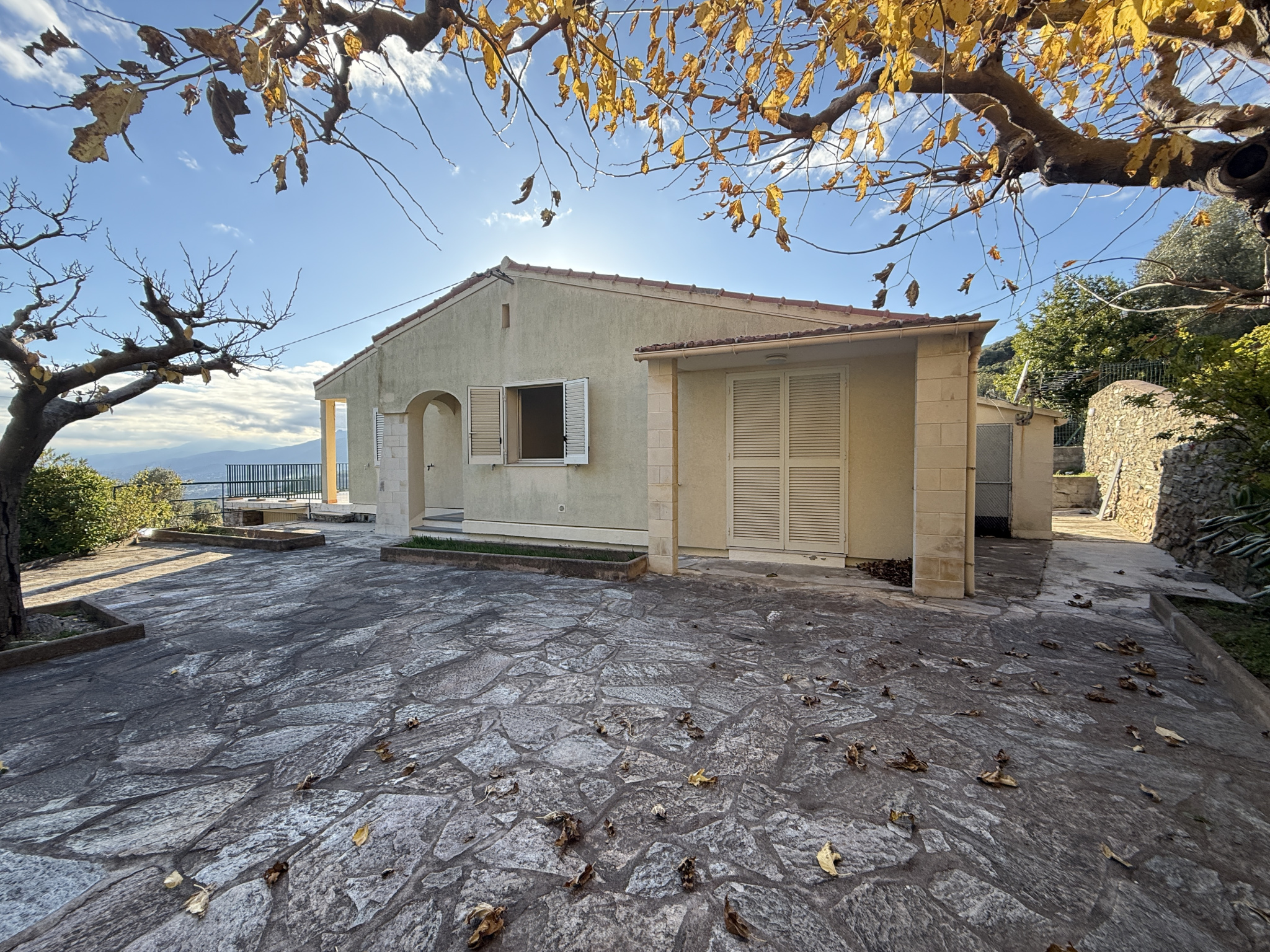 VILLA INDEPENDANTE DE 92 M2 AVEC GRANDE TERRASSE,  GARAGE et LOCAL A OUTILS