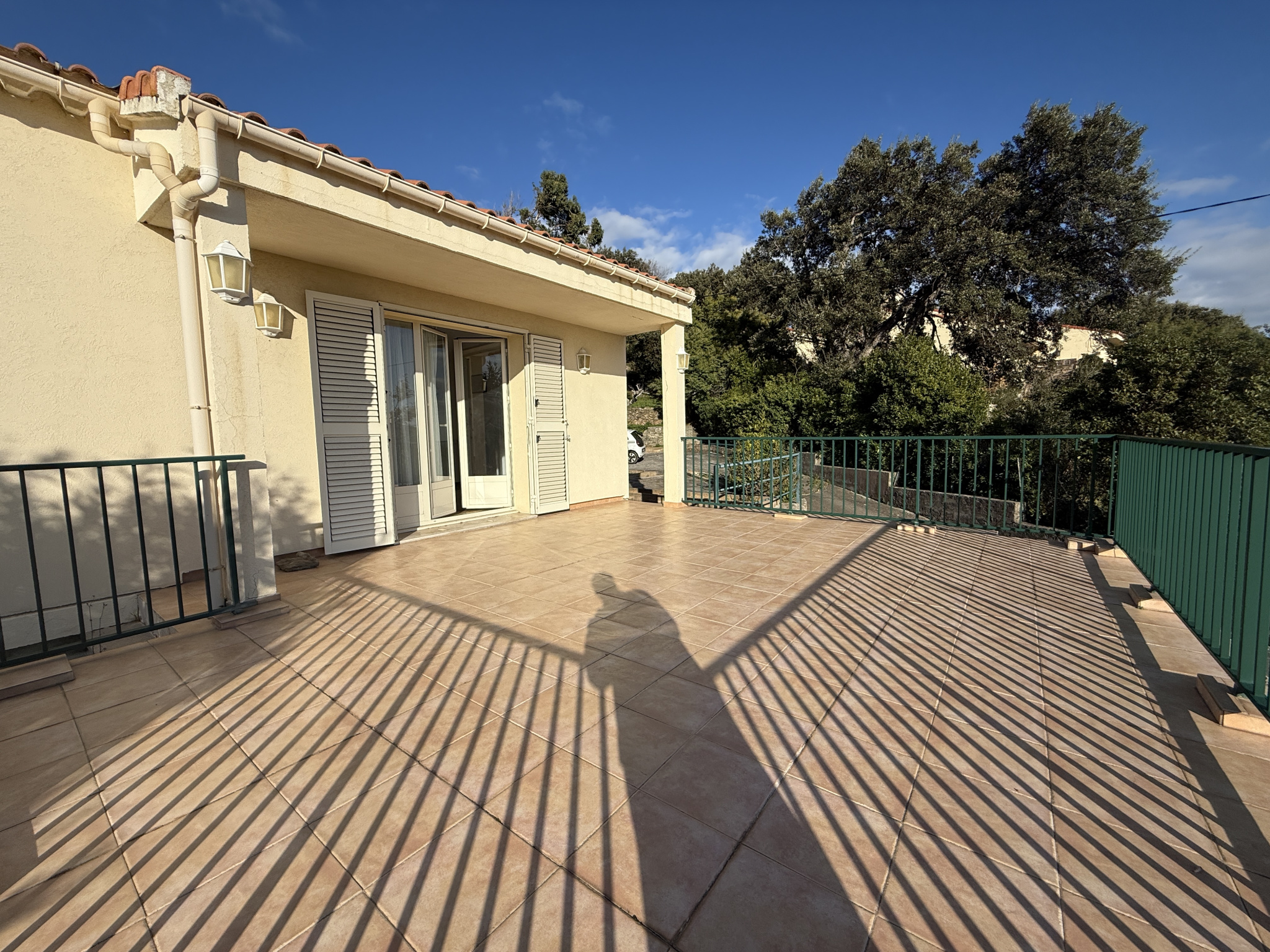 VILLA INDEPENDANTE DE 92 M2 AVEC GRANDE TERRASSE,  GARAGE et LOCAL A OUTILS