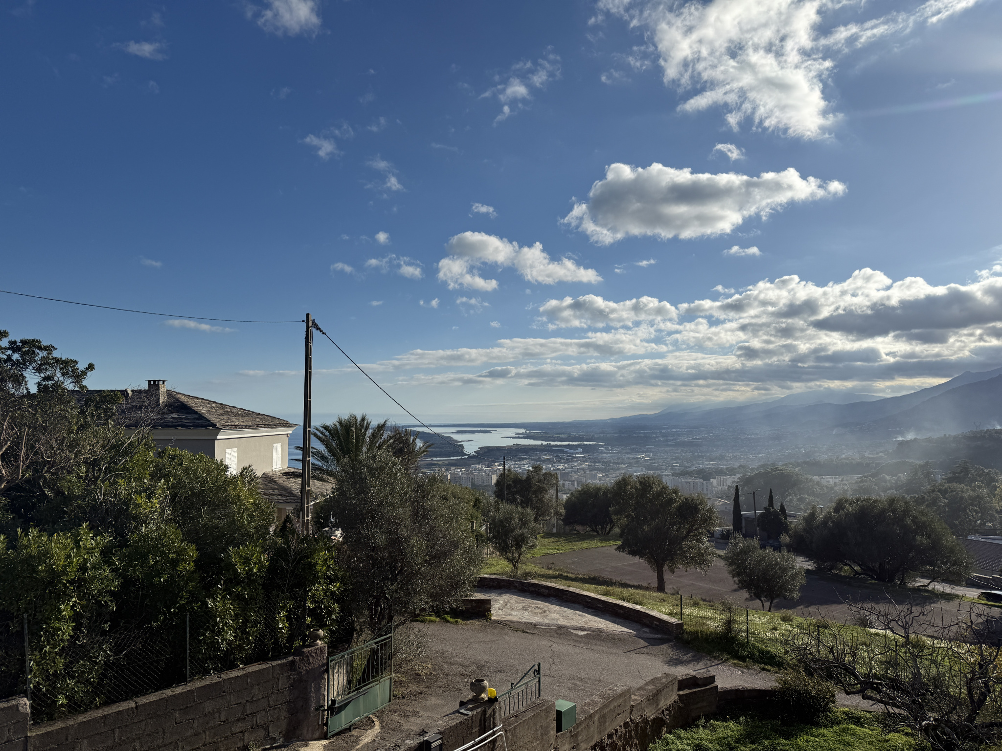 VILLA INDEPENDANTE DE 92 M2 AVEC GRANDE TERRASSE,  GARAGE et LOCAL A OUTILS