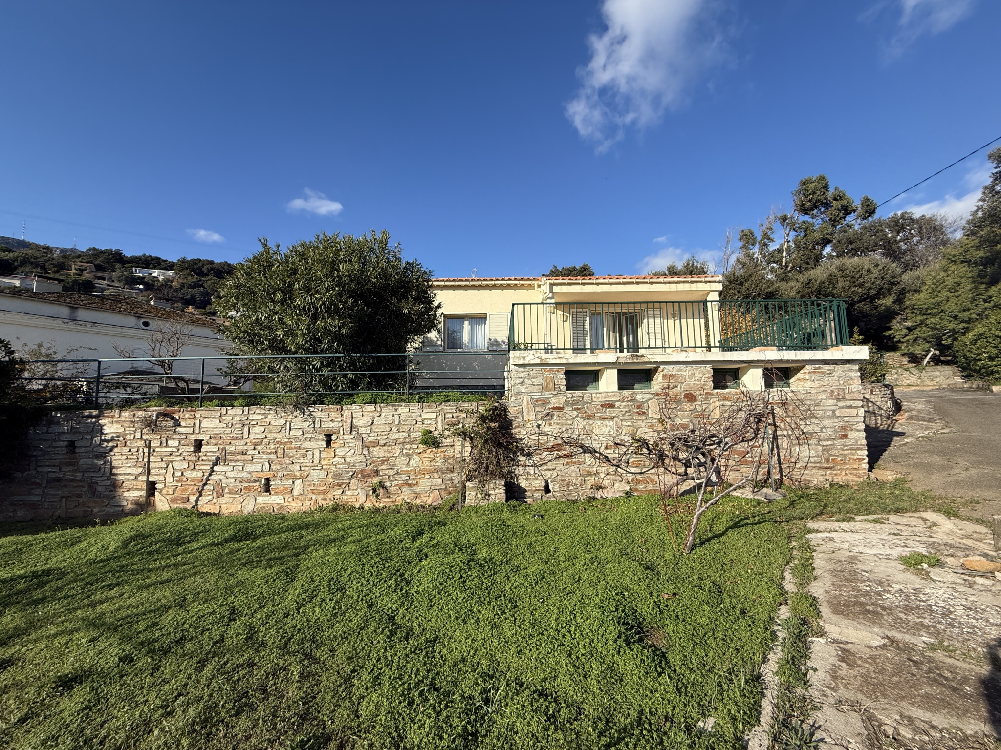 VILLA INDEPENDANTE DE 92 M2 AVEC GRANDE TERRASSE,  GARAGE et LOCAL A OUTILS