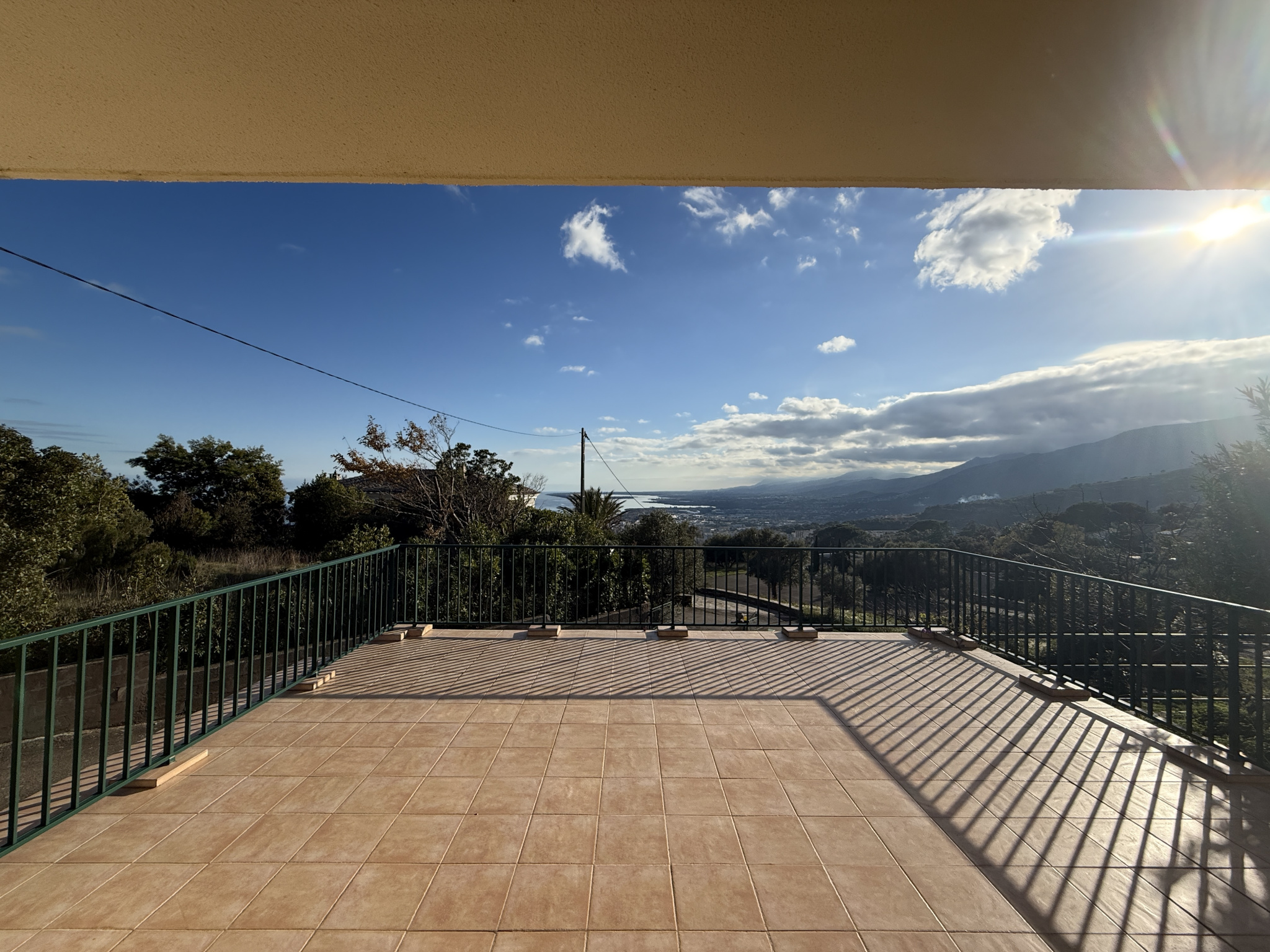 VILLA INDEPENDANTE DE 92 M2 AVEC GRANDE TERRASSE,  GARAGE et LOCAL A OUTILS