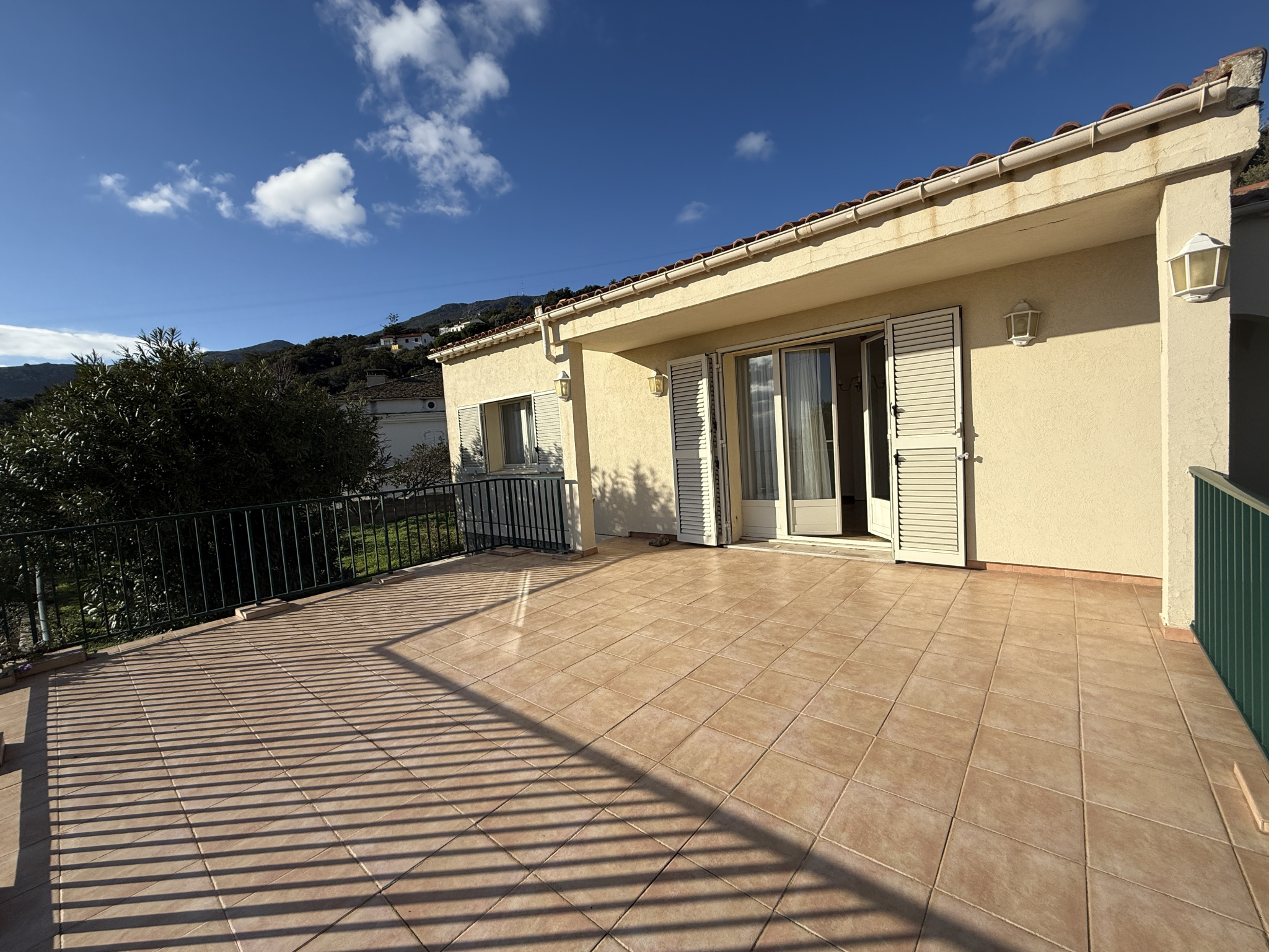 VILLA INDEPENDANTE DE 92 M2 AVEC GRANDE TERRASSE,  GARAGE et LOCAL A OUTILS