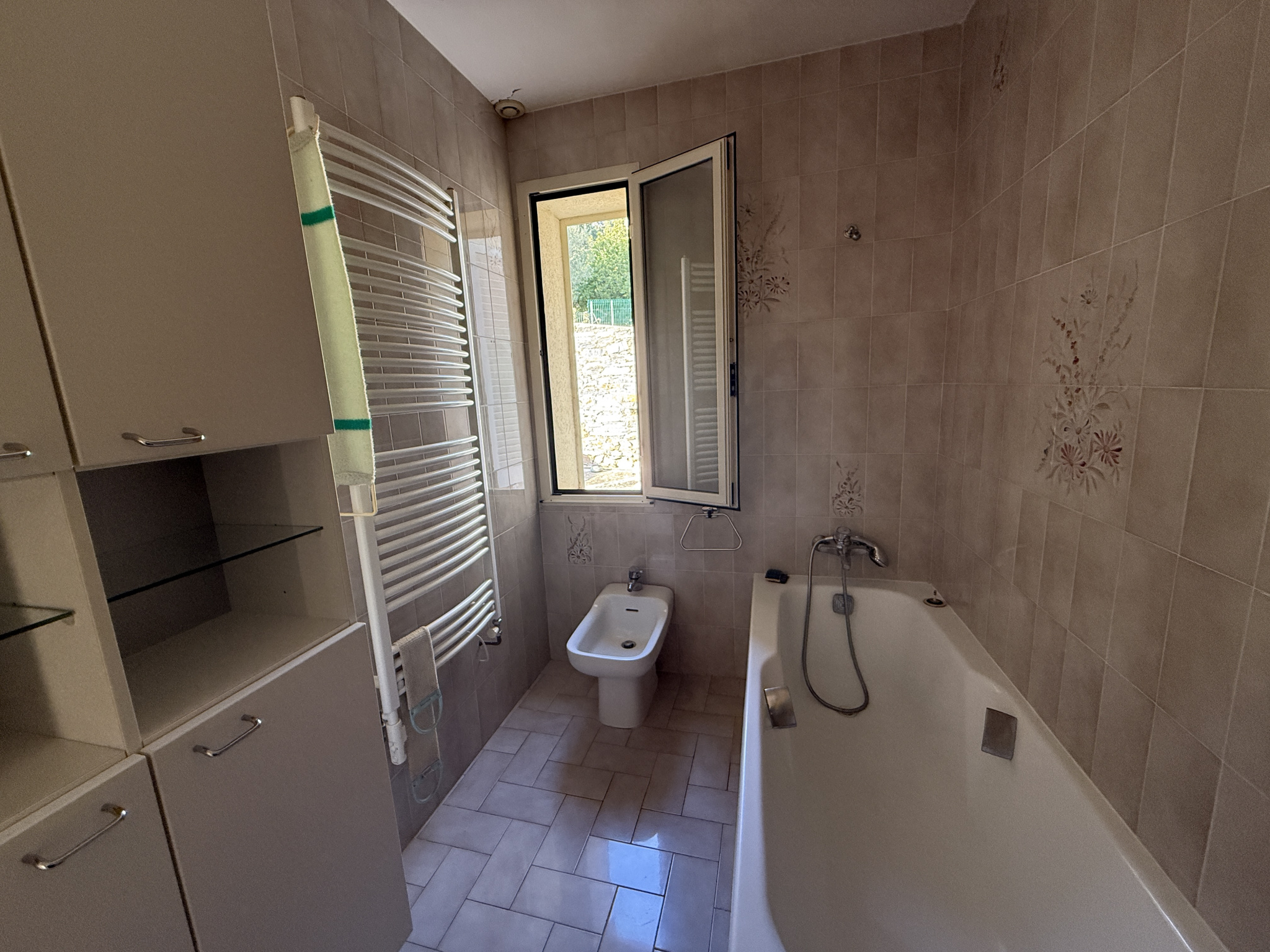 VILLA INDEPENDANTE DE 92 M2 AVEC GRANDE TERRASSE,  GARAGE et LOCAL A OUTILS