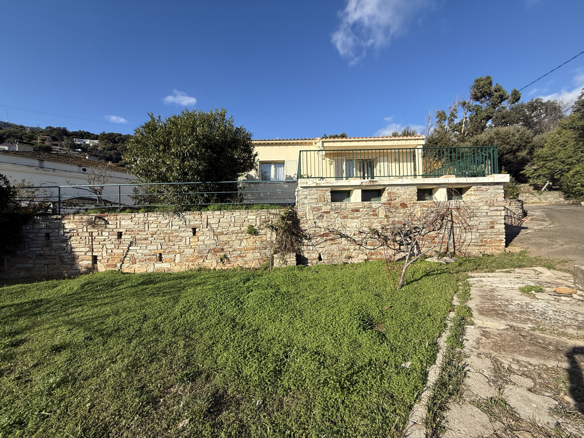 VILLA INDEPENDANTE DE 92 M2 AVEC GRANDE TERRASSE,  GARAGE et LOCAL A OUTILS