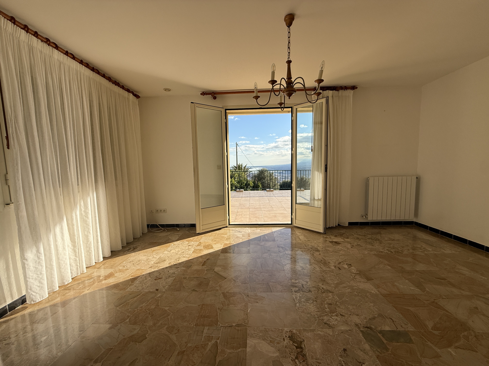 VILLA INDEPENDANTE DE 92 M2 AVEC GRANDE TERRASSE,  GARAGE et LOCAL A OUTILS