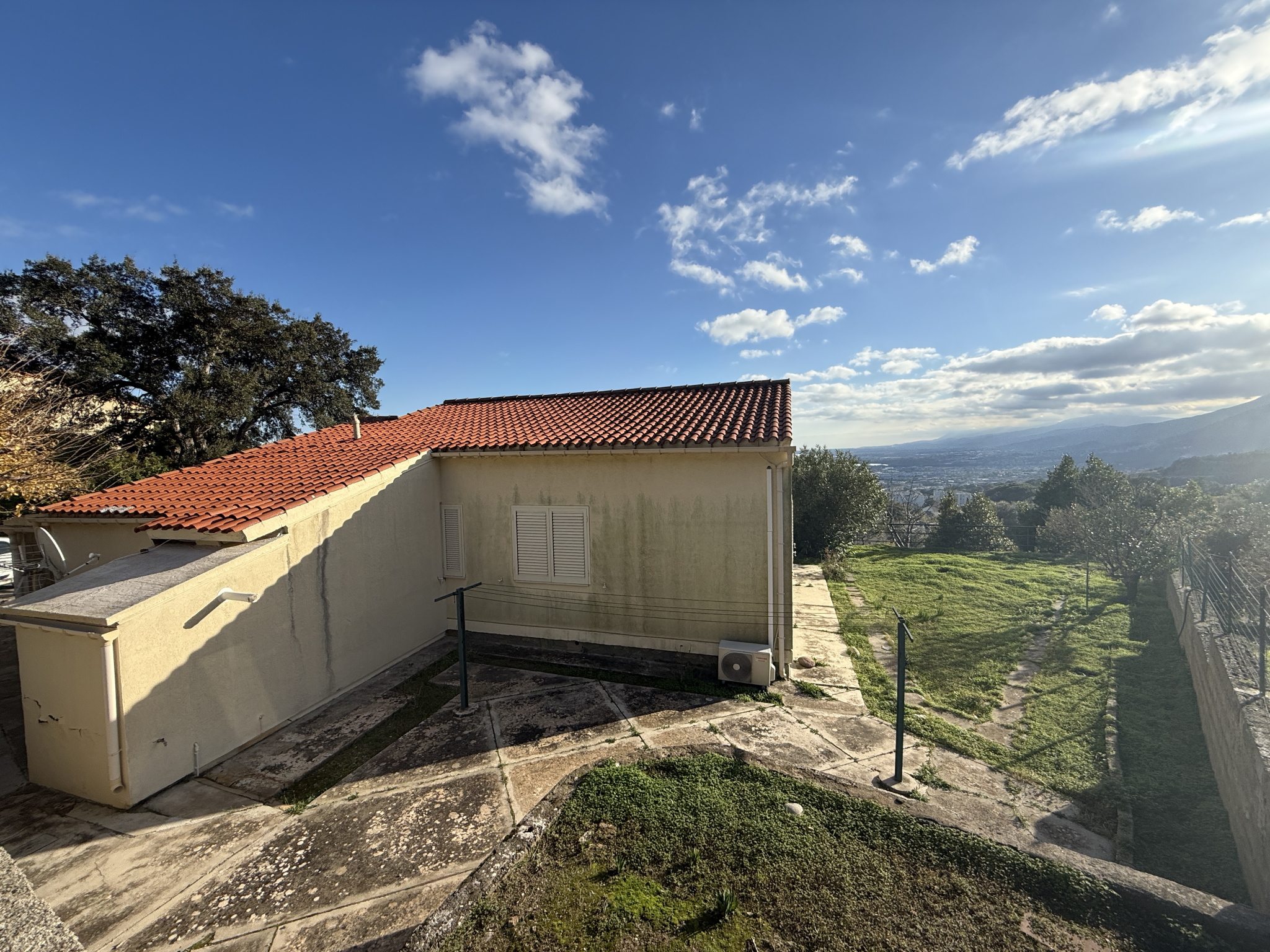 VILLA INDEPENDANTE DE 92 M2 AVEC GRANDE TERRASSE,  GARAGE et LOCAL A OUTILS