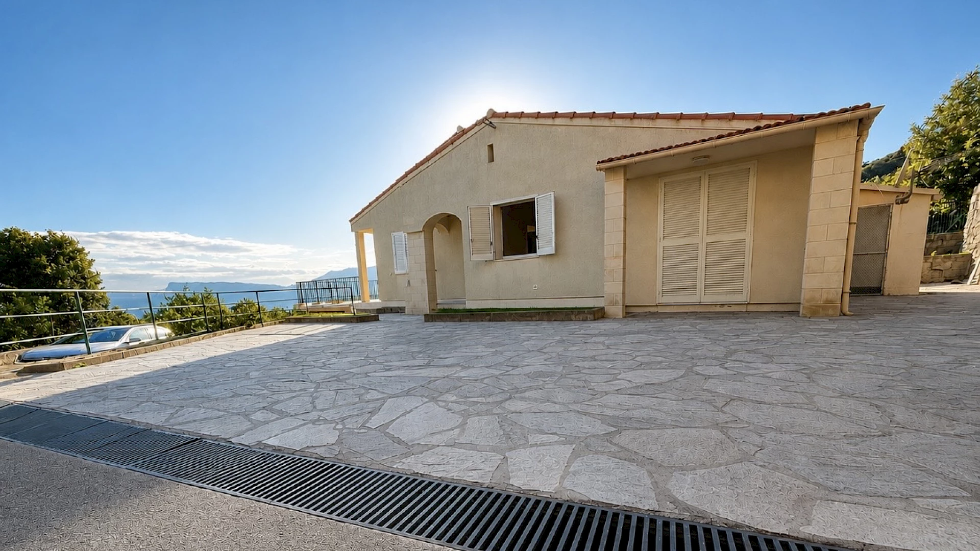 VILLA INDEPENDANTE DE 92 M2 AVEC GRANDE TERRASSE,  GARAGE et LOCAL A OUTILS