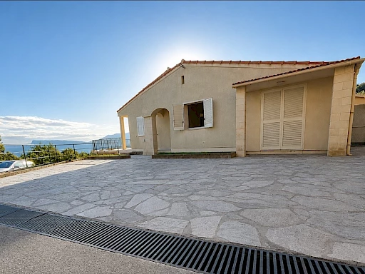 VILLA INDEPENDANTE DE 92 M2 AVEC GRANDE TERRASSE,  GARAGE et LOCAL A OUTILS