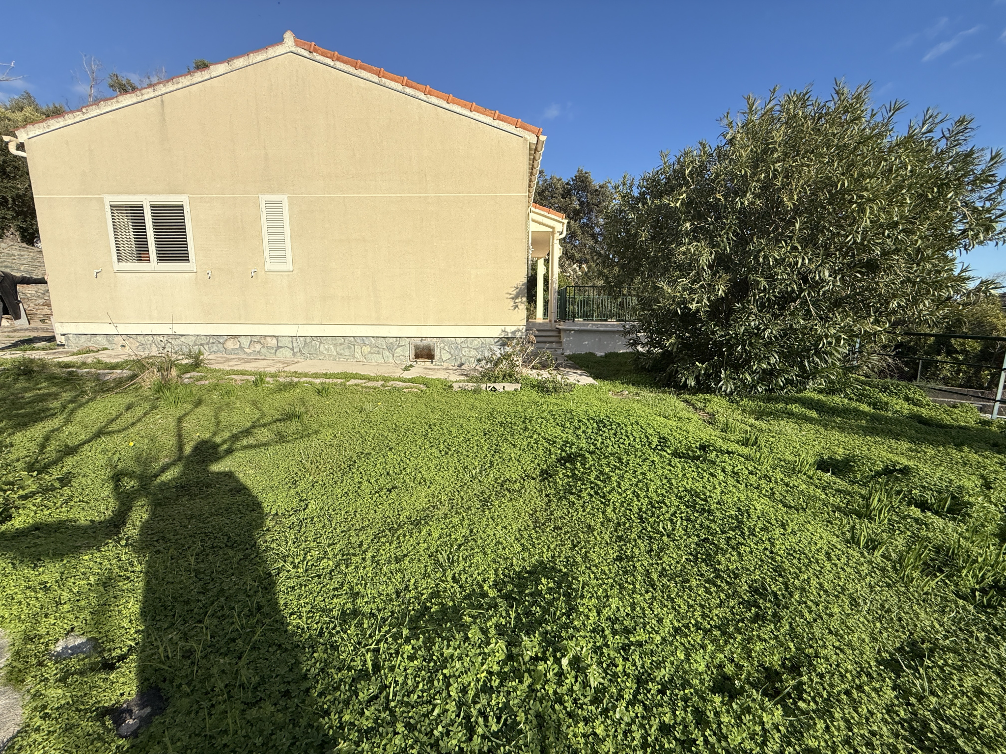 VILLA INDEPENDANTE DE 92 M2 AVEC GRANDE TERRASSE,  GARAGE et LOCAL A OUTILS