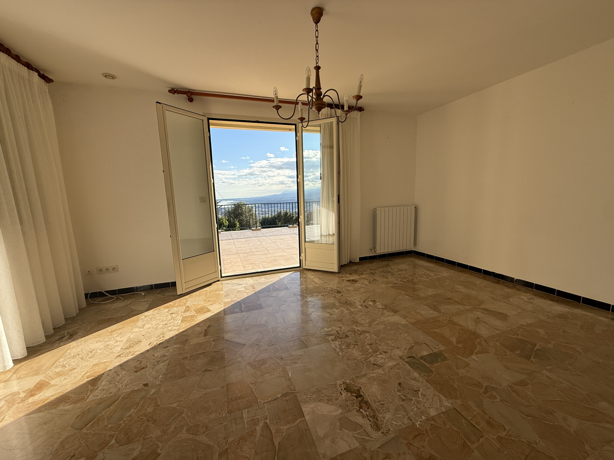 VILLA INDEPENDANTE DE 92 M2 AVEC GRANDE TERRASSE,  GARAGE et LOCAL A OUTILS