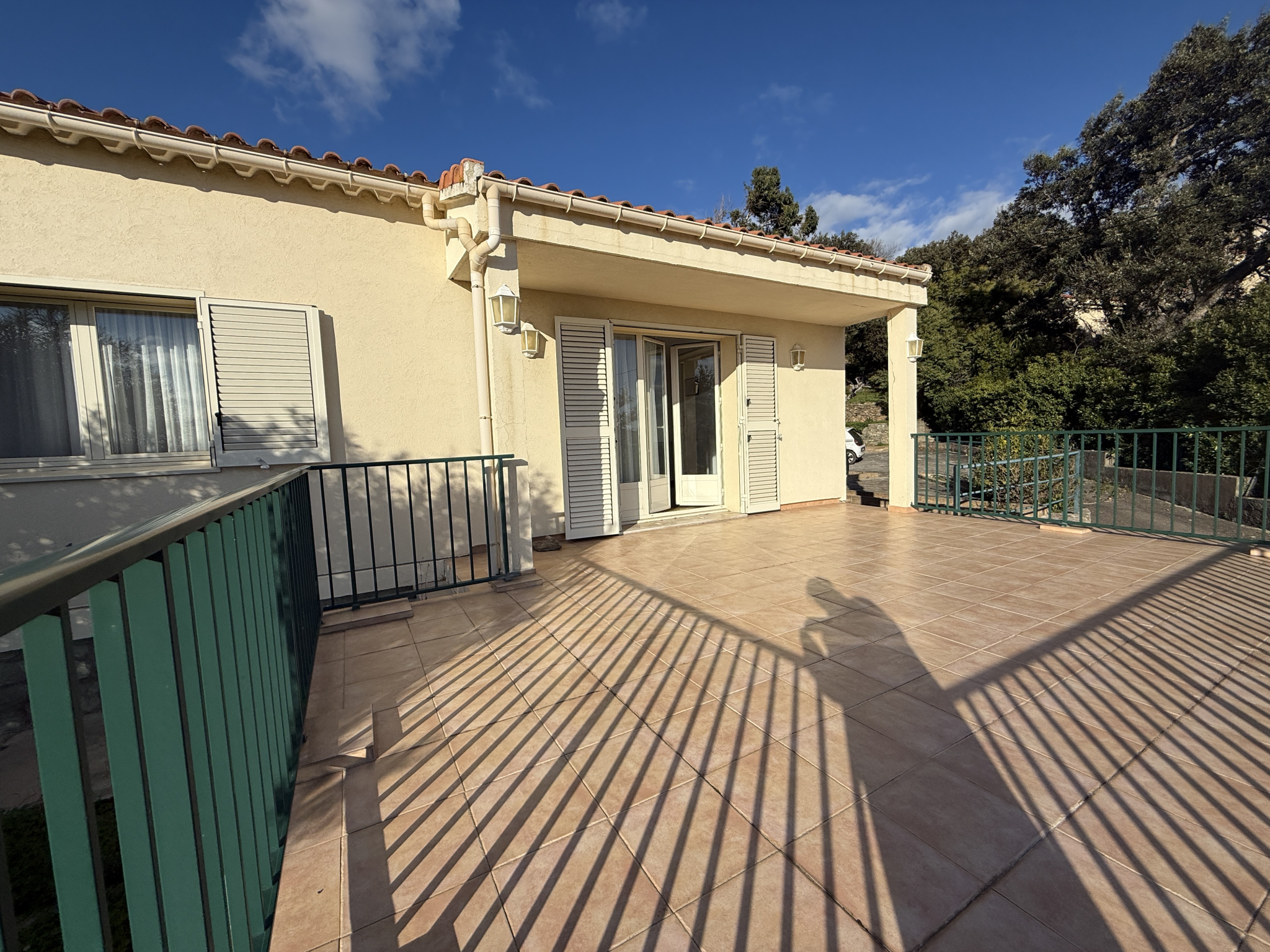 VILLA INDEPENDANTE DE 92 M2 AVEC GRANDE TERRASSE,  GARAGE et LOCAL A OUTILS