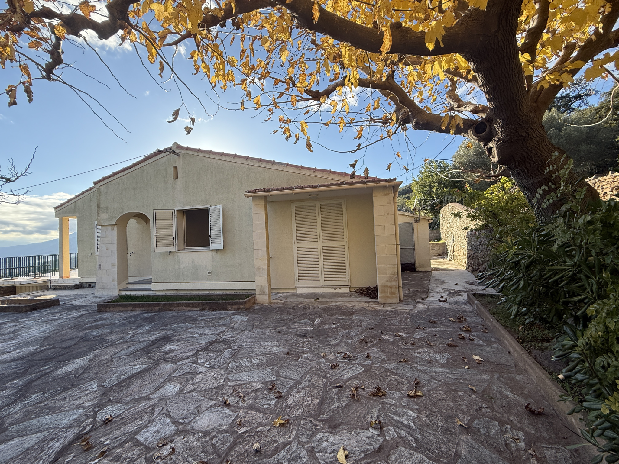 VILLA INDEPENDANTE DE 92 M2 AVEC GRANDE TERRASSE,  GARAGE et LOCAL A OUTILS