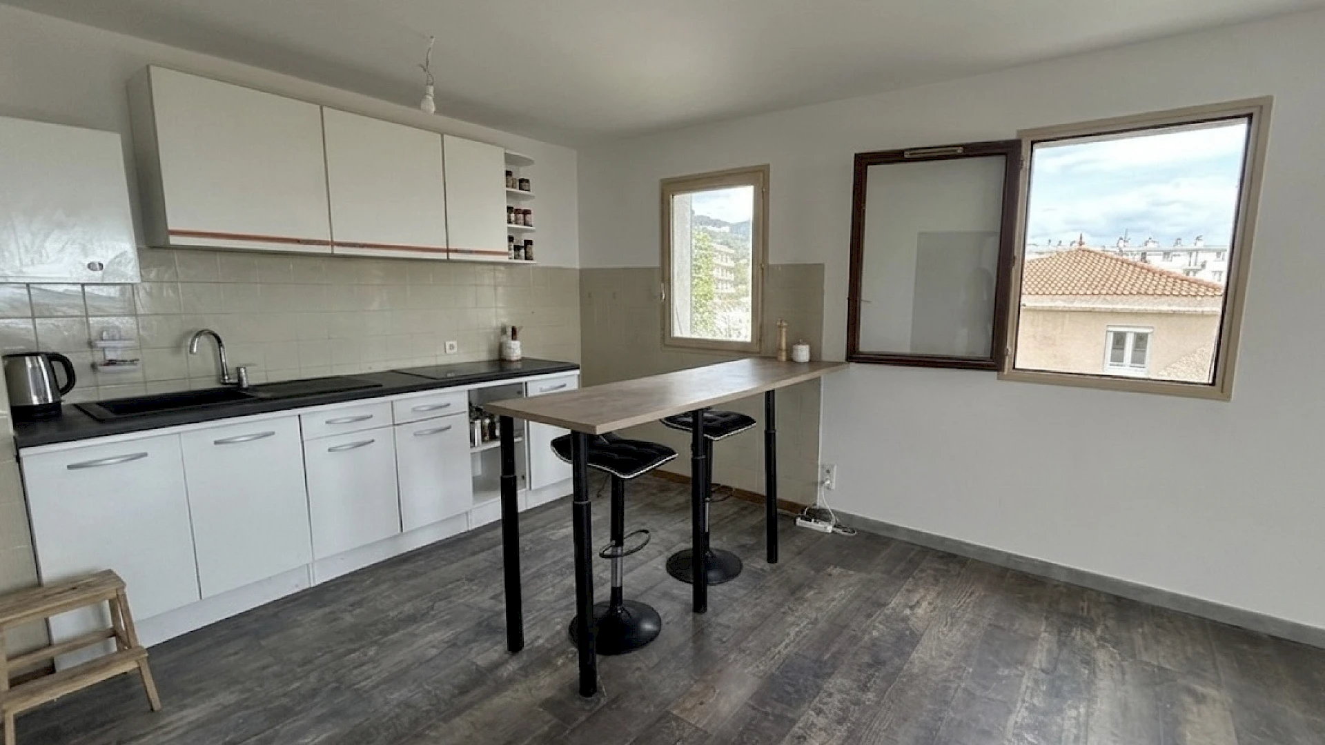 EXCLUSIVITÉ : APPARTEMENT T2 VUE MER + CAVE + PARKING (BASTIA SUD)