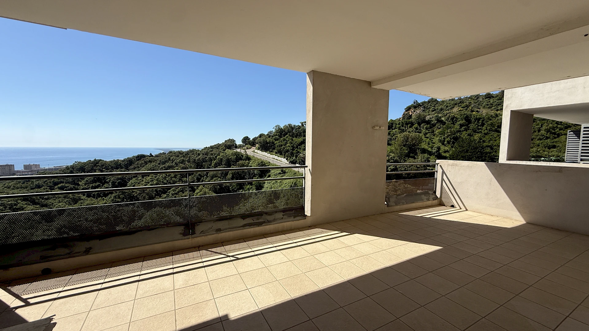 T3 de 65 m2 vue mer avec terrasse + 2 places de parking privées