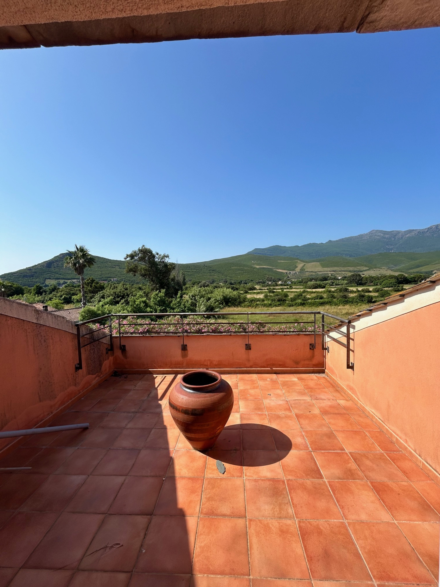 Villa de 190 m2 sur deux niveaux à 5 minutes de la plage.