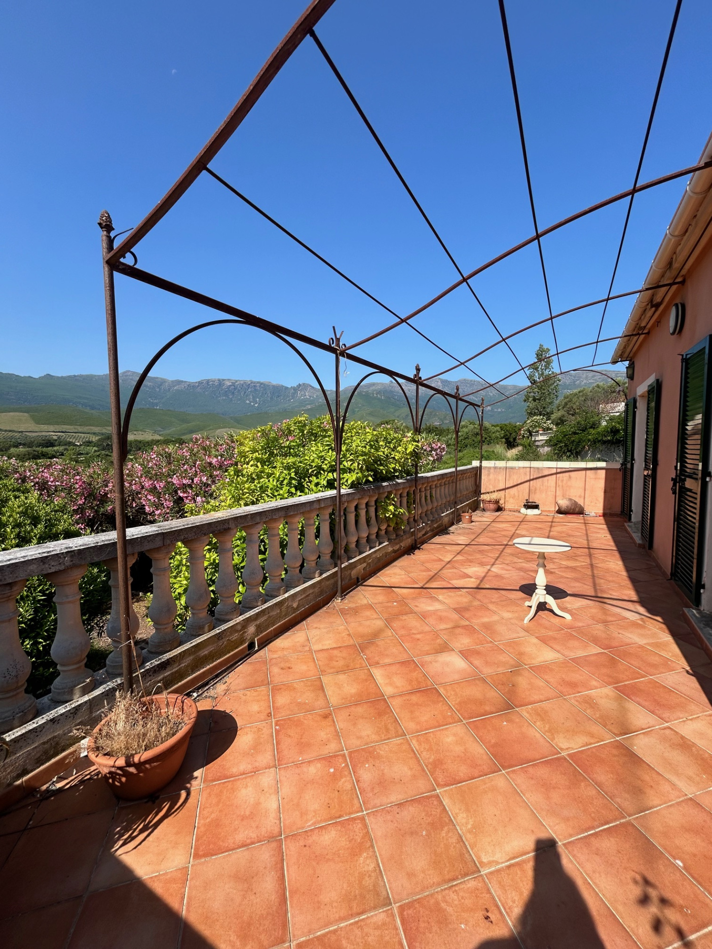 Villa de 190 m2 sur deux niveaux à 5 minutes de la plage.