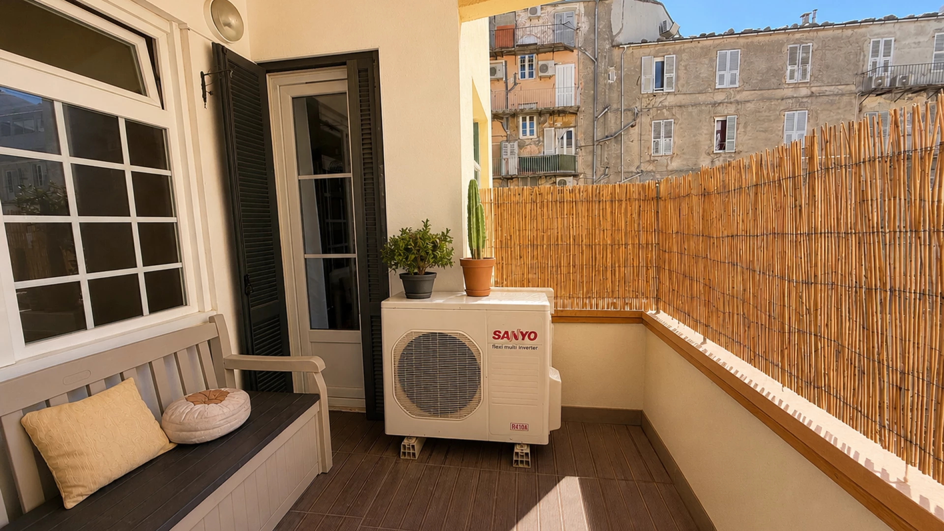Appartement de 108 m2, de type T4, traversant et lumineux.