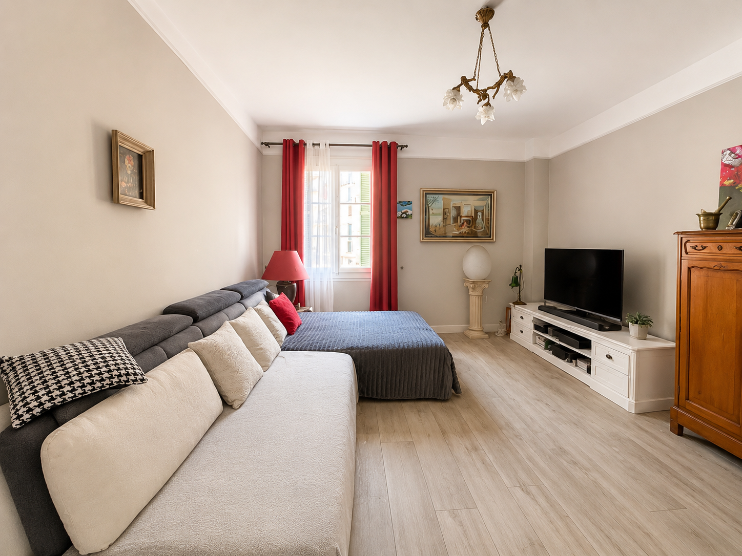 Appartement de 108 m2, de type T4, traversant et lumineux.