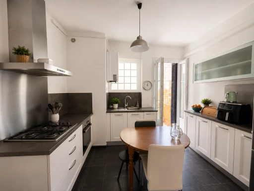 Appartement de 108 m2, de type T4, traversant et lumineux.