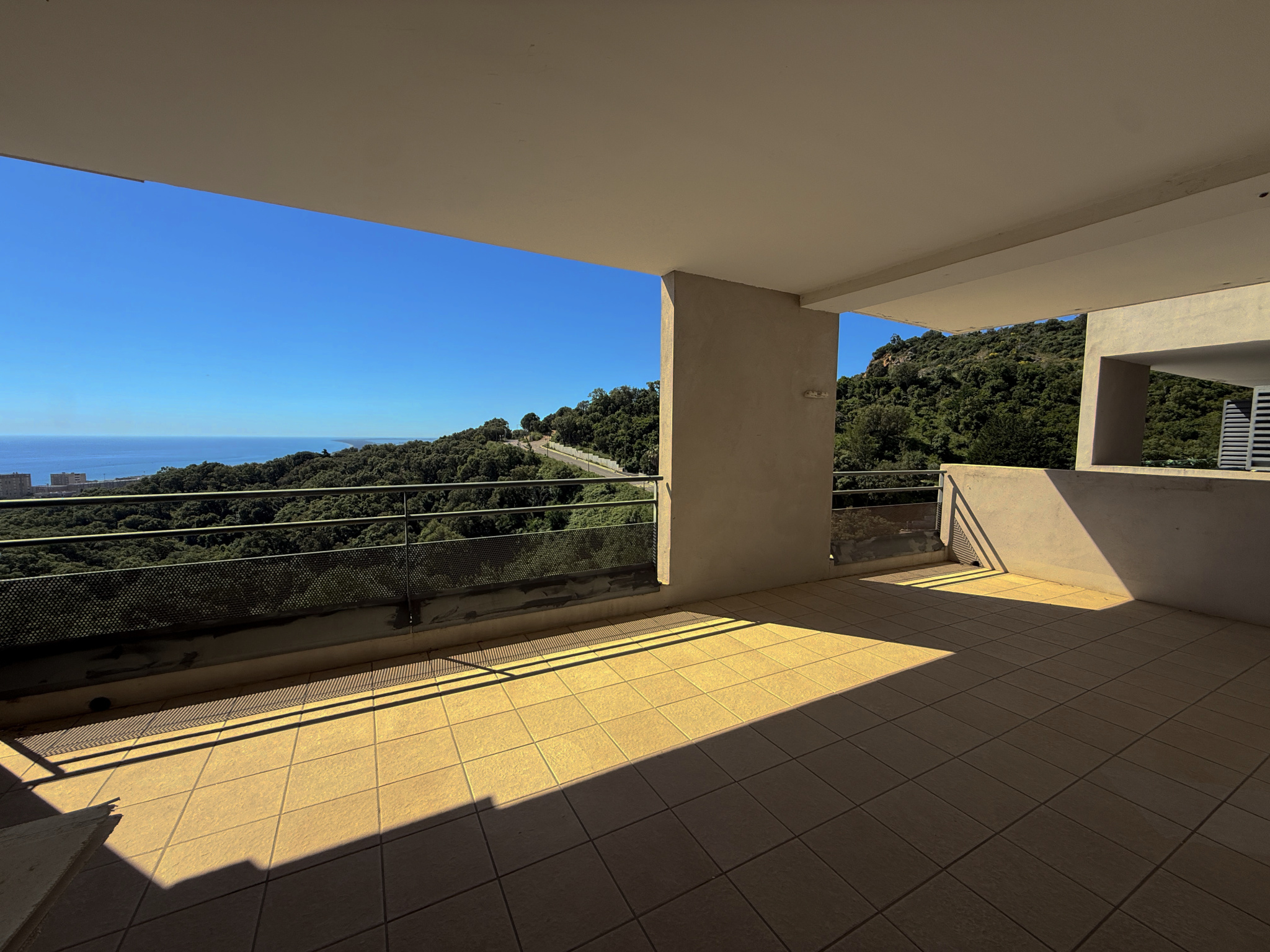 T3 de 65 m2 vue mer avec terrasse + 2 places de parking privées