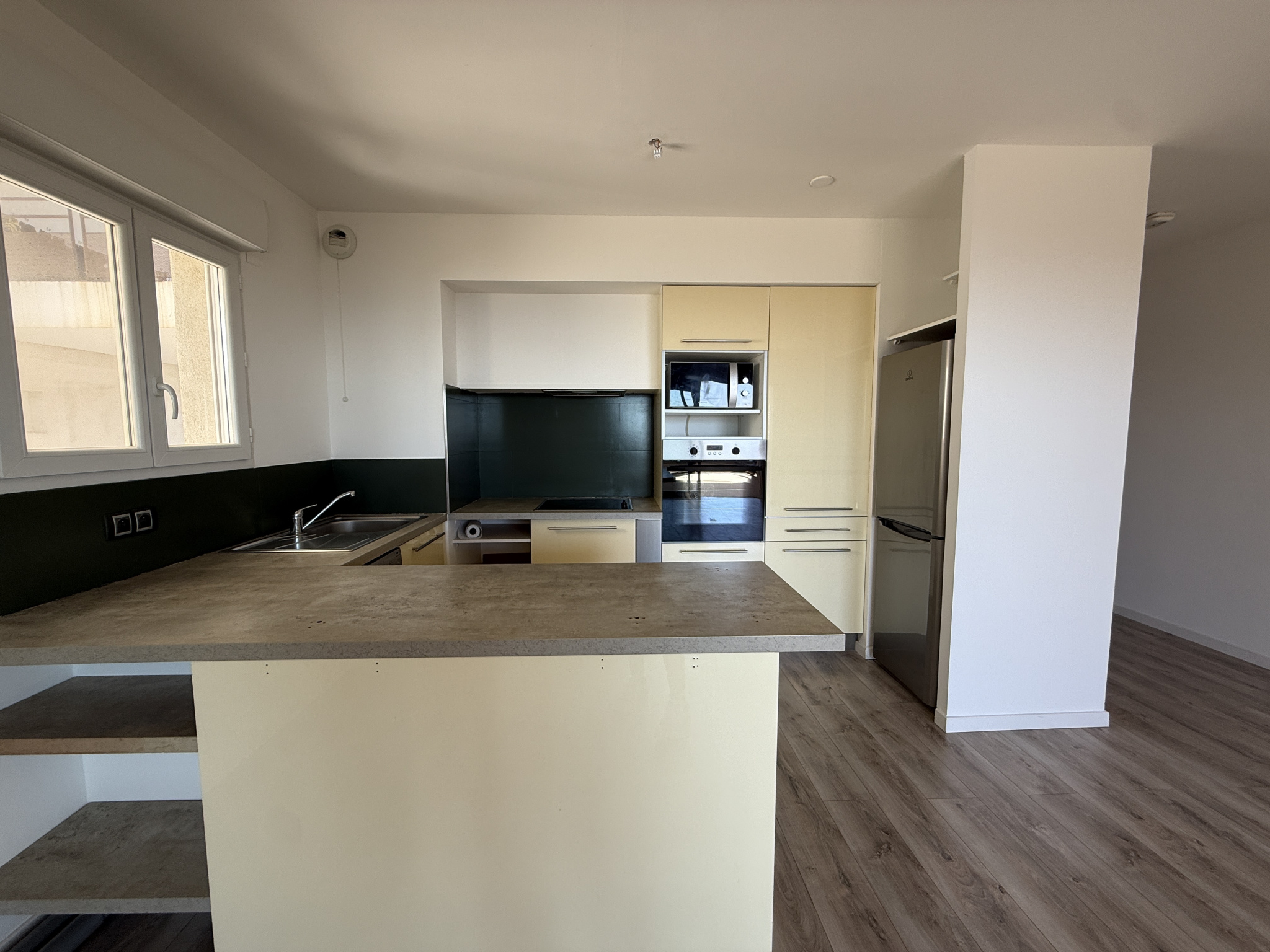 T3 de 65 m2 vue mer avec terrasse + 2 places de parking privées