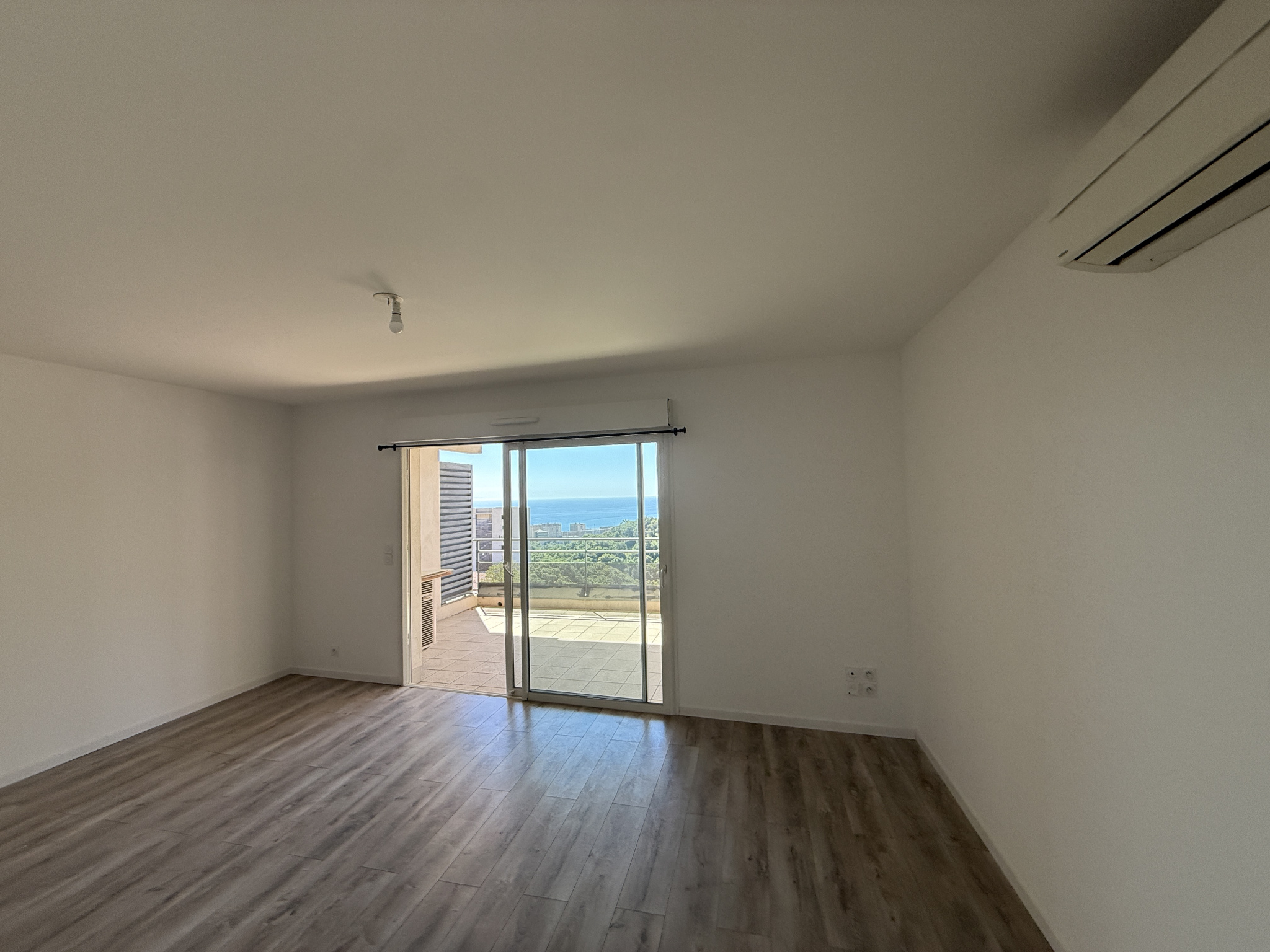 T3 de 65 m2 vue mer avec terrasse + 2 places de parking privées