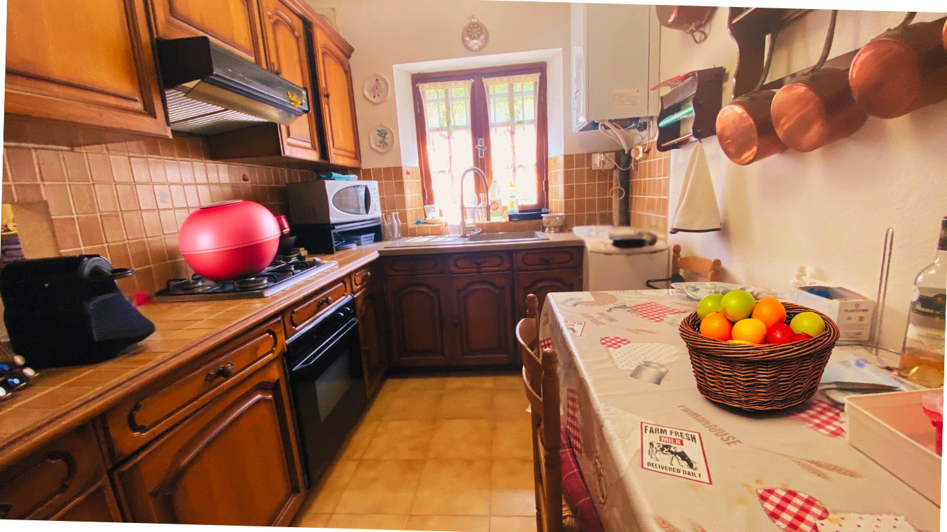 MAISON DE VILLAGE EN PIERRE DE 127 M2 AVEC GRENIER AMENAGEABLE ET JARDIN EN TERRASSE