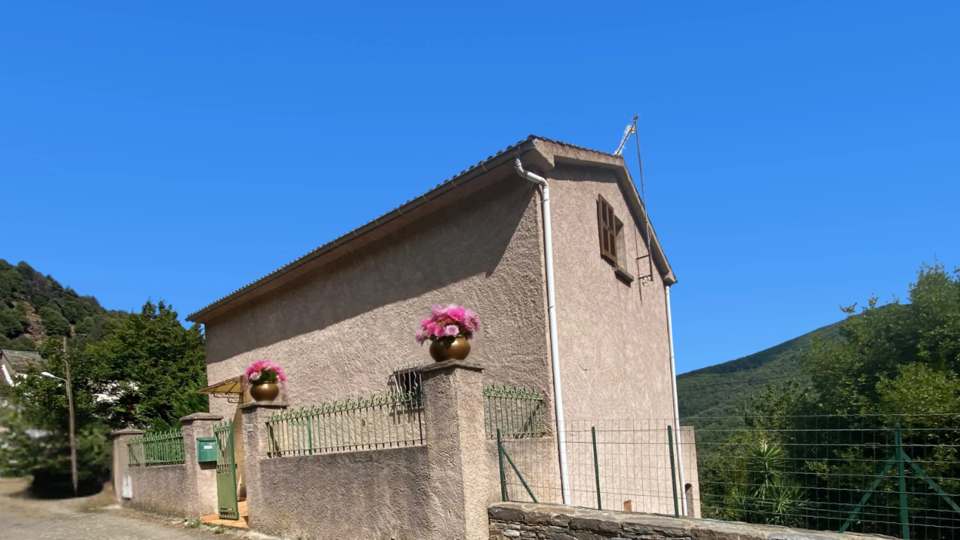 MAISON DE VILLAGE EN PIERRE DE 127 M2 AVEC GRENIER AMENAGEABLE ET JARDIN EN TERRASSE