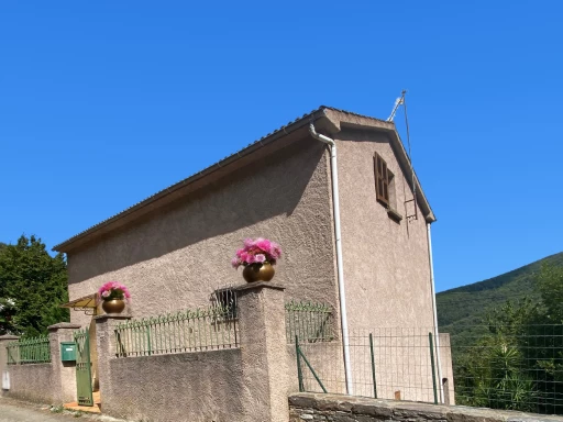 MAISON DE VILLAGE EN PIERRE DE 127 M2 AVEC GRENIER AMENAGEABLE ET JARDIN EN TERRASSE
