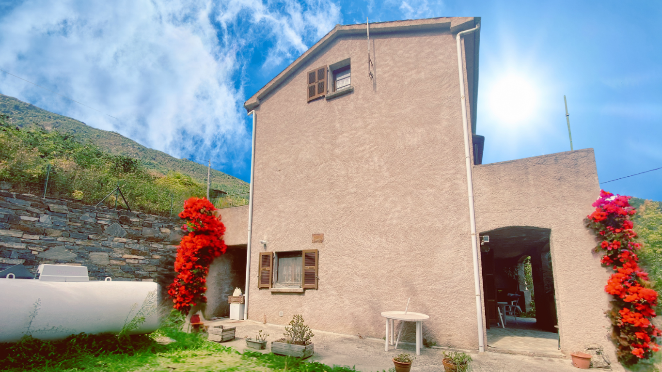 MAISON DE VILLAGE EN PIERRE DE 127 M2 AVEC GRENIER AMENAGEABLE ET JARDIN EN TERRASSE
