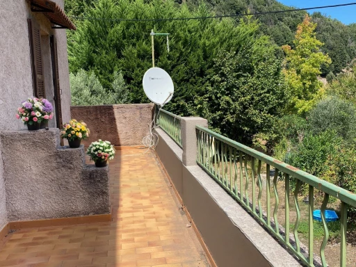MAISON DE VILLAGE EN PIERRE DE 127 M2 AVEC GRENIER AMENAGEABLE ET JARDIN EN TERRASSE