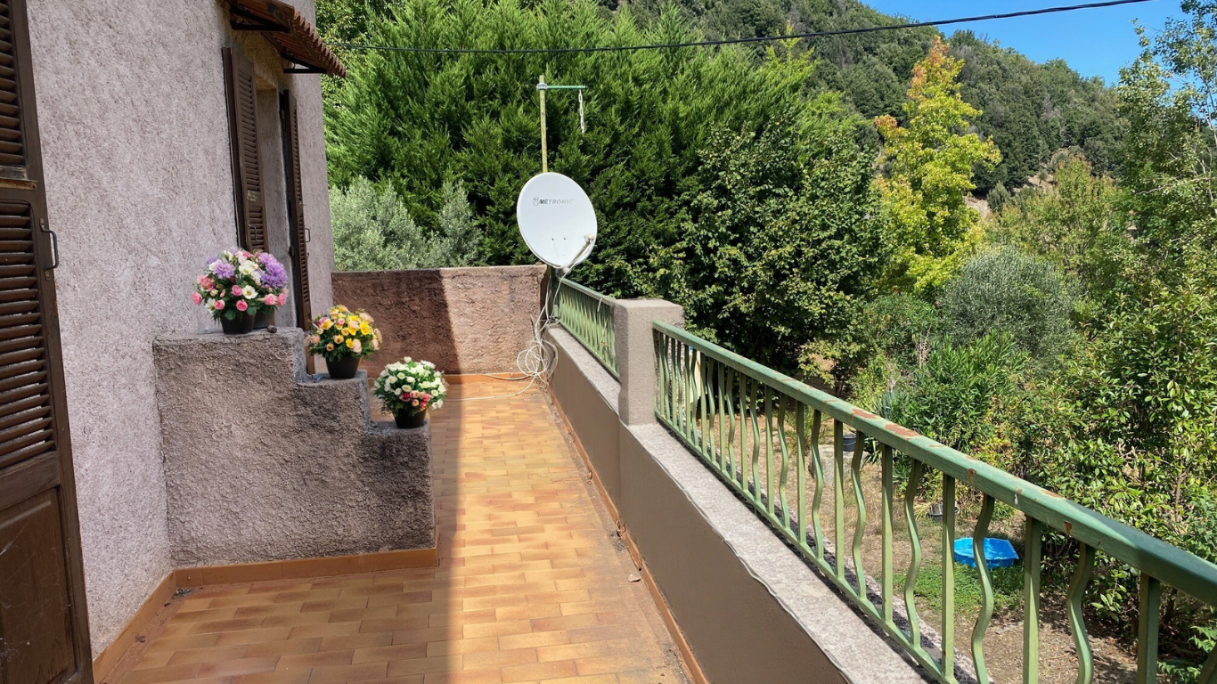 MAISON DE VILLAGE EN PIERRE DE 127 M2 AVEC GRENIER AMENAGEABLE ET JARDIN EN TERRASSE