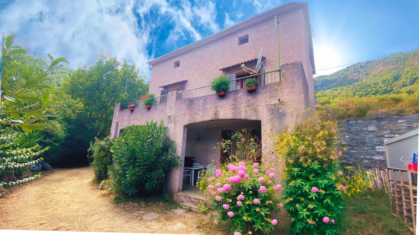 MAISON DE VILLAGE EN PIERRE DE 127 M2 AVEC GRENIER AMENAGEABLE ET JARDIN EN TERRASSE
