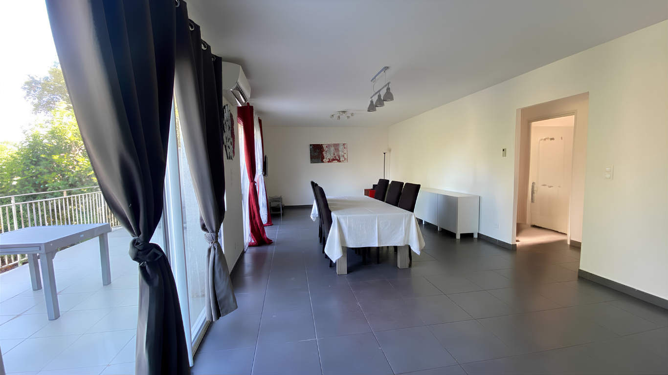 MAISON MITOYENNE DE PLAIN PIED AVEC JARDIN, TERRASSE ET CAVE.