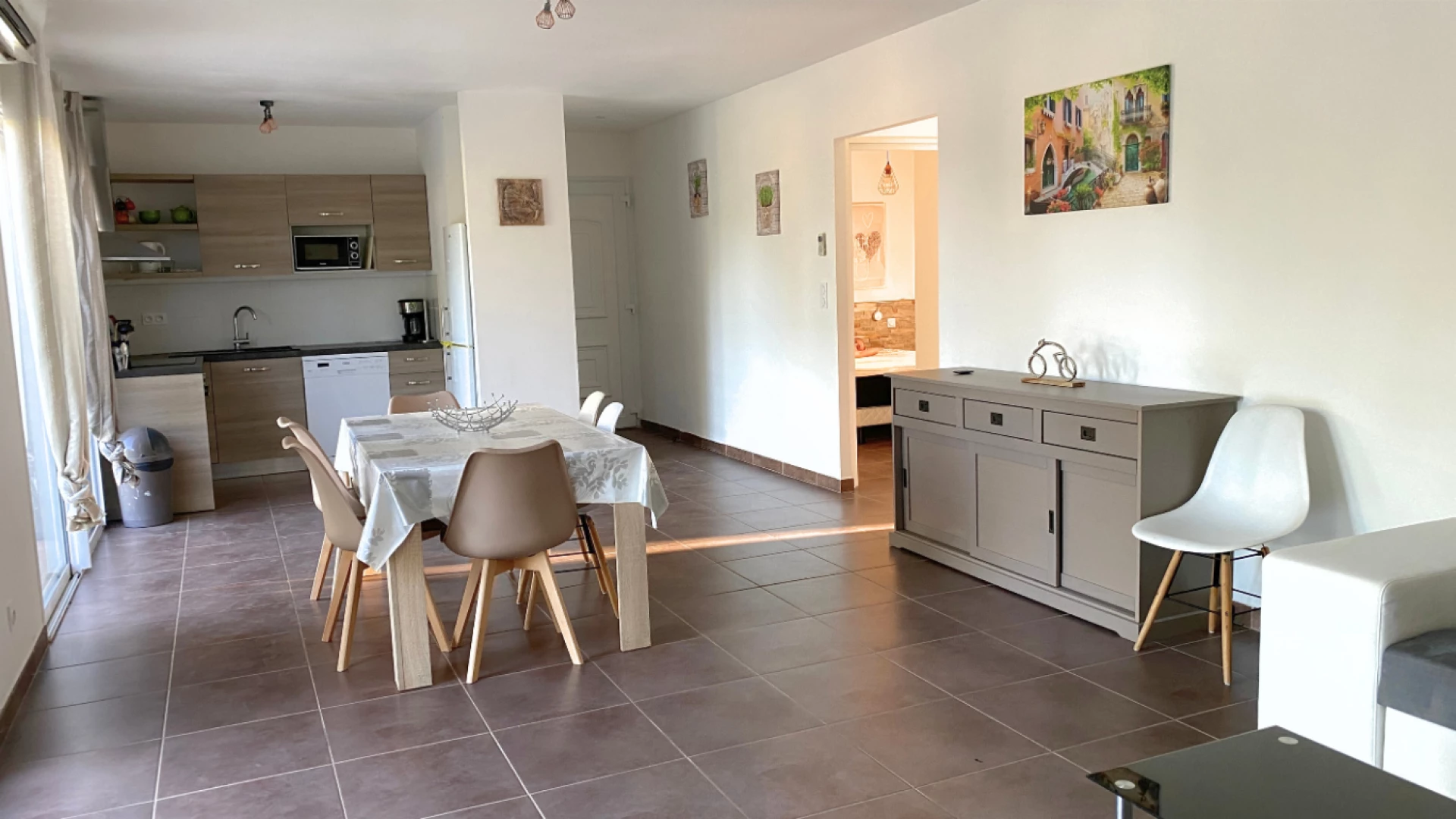 Maison mitoyenne de 70 m2 avec terrasse, cave et jardin.