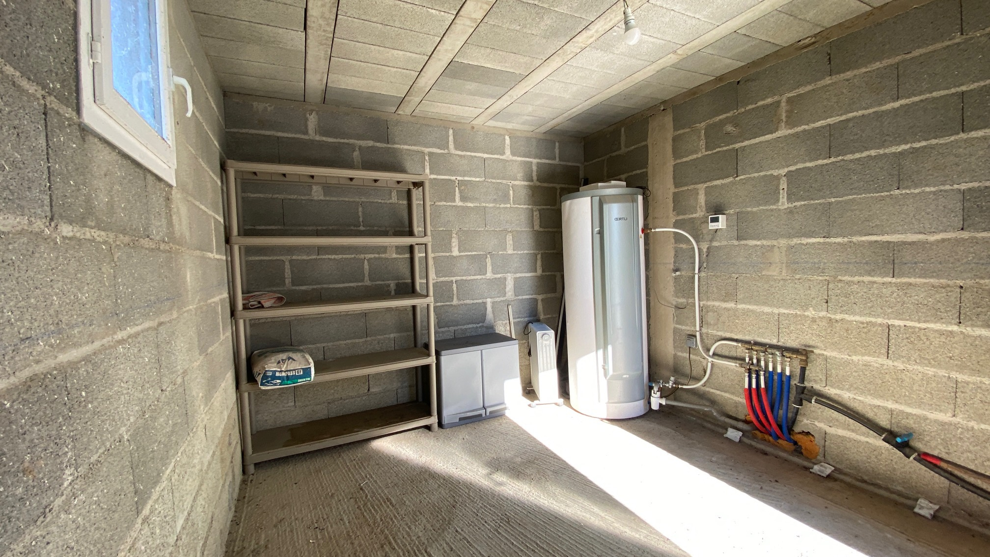 Maison mitoyenne de 70 m2 avec terrasse, cave et jardin.