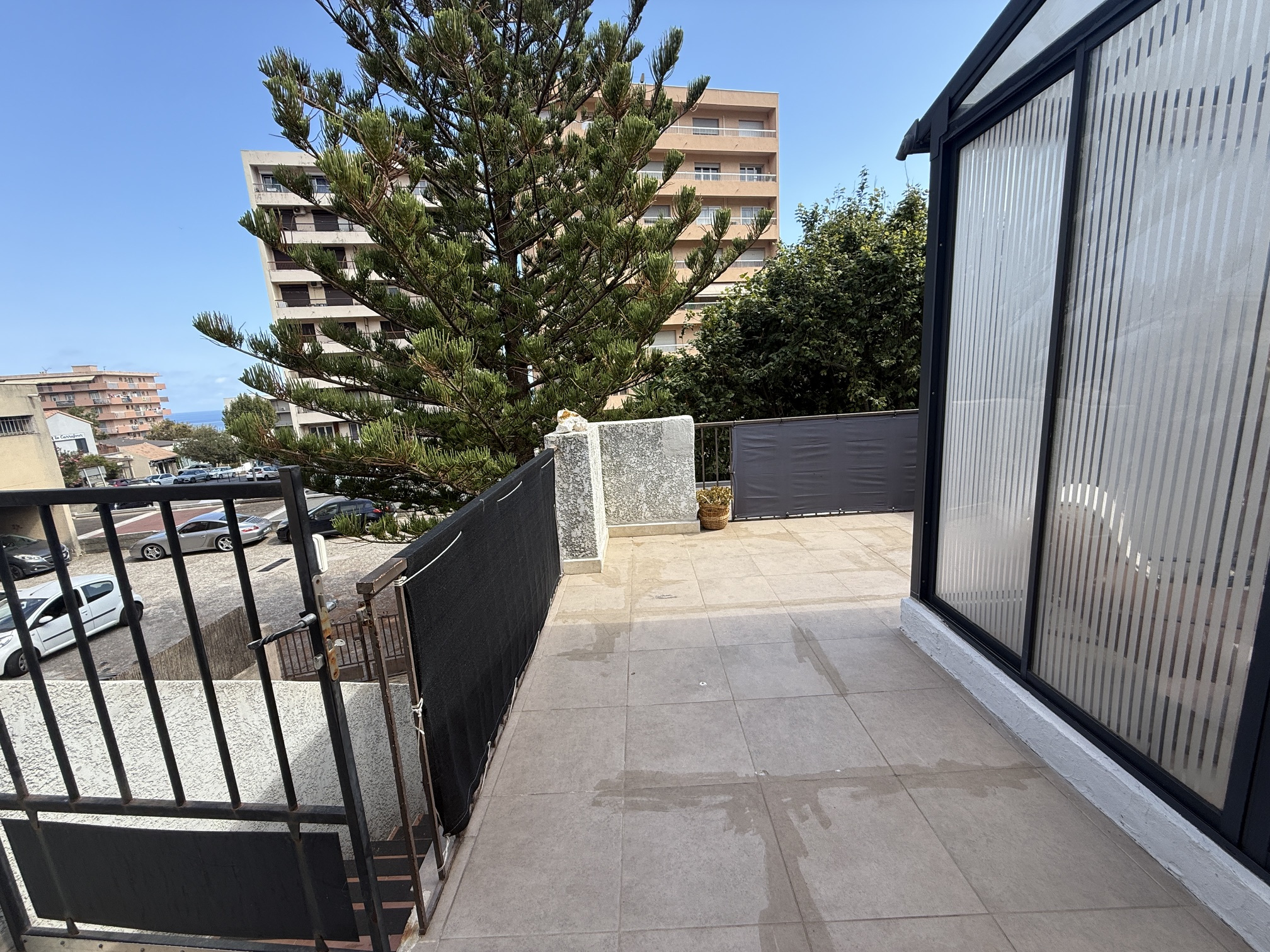 APPARTEMENT T3 AU 1ER ETAGE D'UNE MAISON EN PIERRE