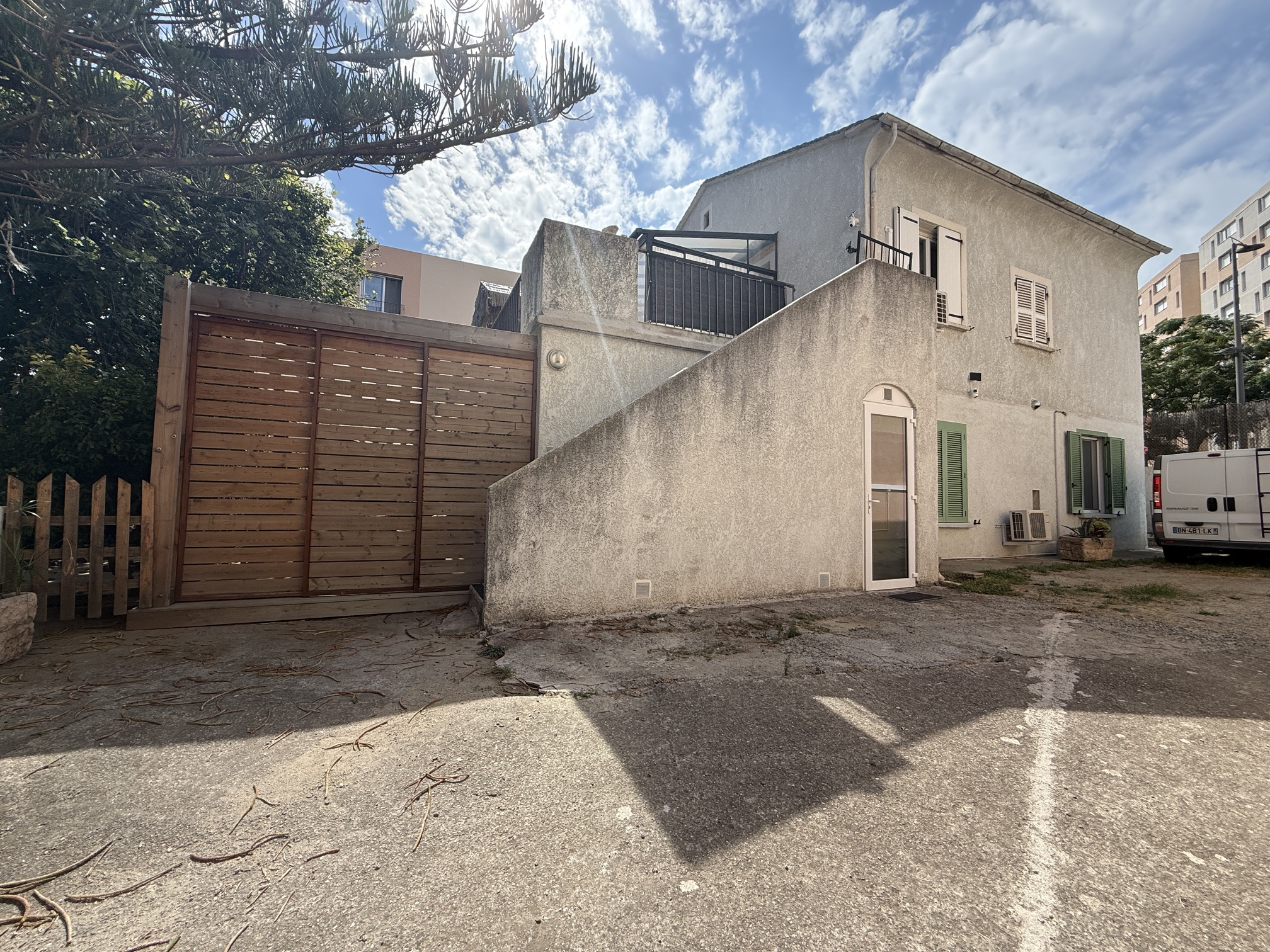 APPARTEMENT T3 AU 1ER ETAGE D'UNE MAISON EN PIERRE