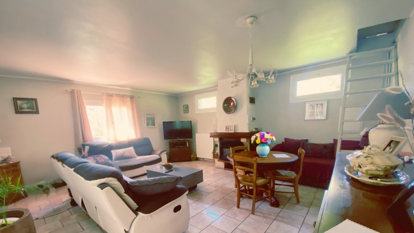 VILLA AVEC PISCINE, CARPORT, PARKINGS, ATELIERS, STUDIO AVEC JARDIN, APPARTEMENT T3 AVEC PISCINE ET JARDIN