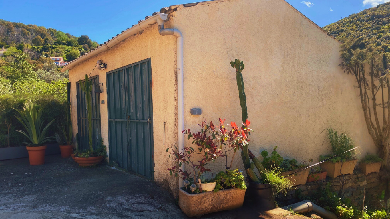 VILLA AVEC PISCINE, CARPORT, PARKINGS, ATELIERS, STUDIO AVEC JARDIN, APPARTEMENT T3 AVEC PISCINE ET JARDIN