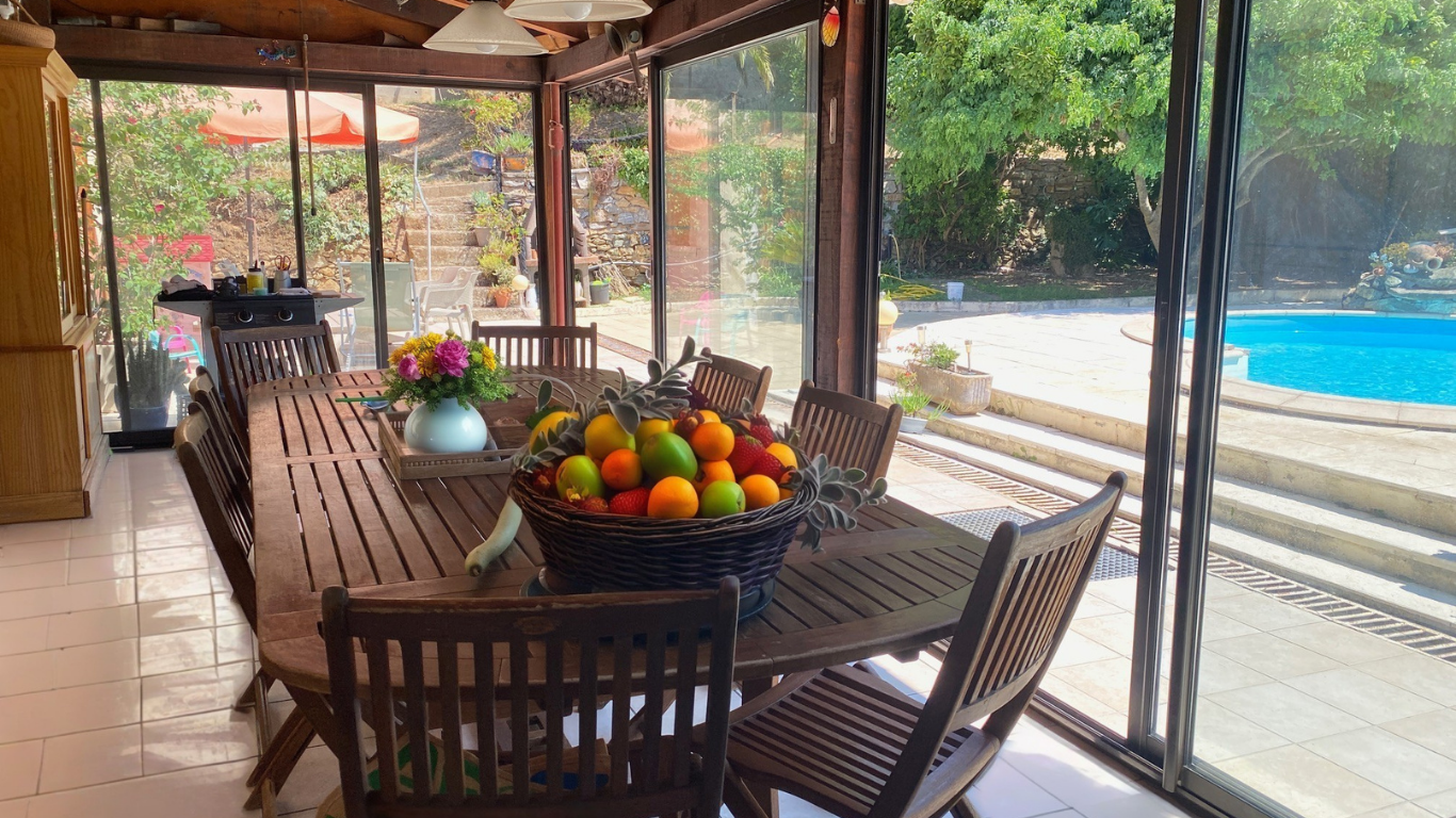 VILLA AVEC PISCINE, CARPORT, PARKINGS, ATELIERS, STUDIO AVEC JARDIN, APPARTEMENT T3 AVEC PISCINE ET JARDIN